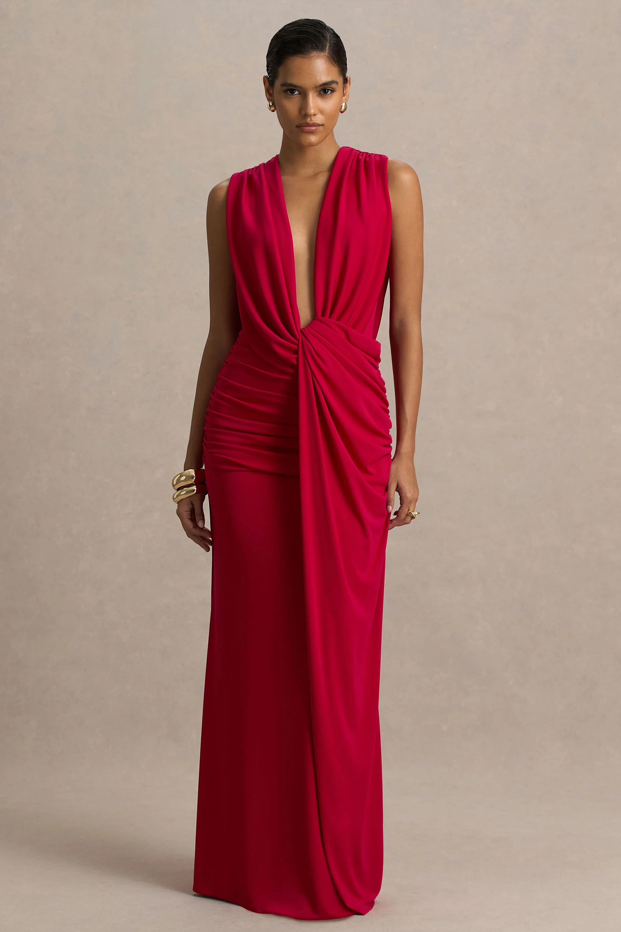Serafina | Rode Extreem V-Hals Maxi Jurk Met Gerimpeld Details En Open Rug - Image 3