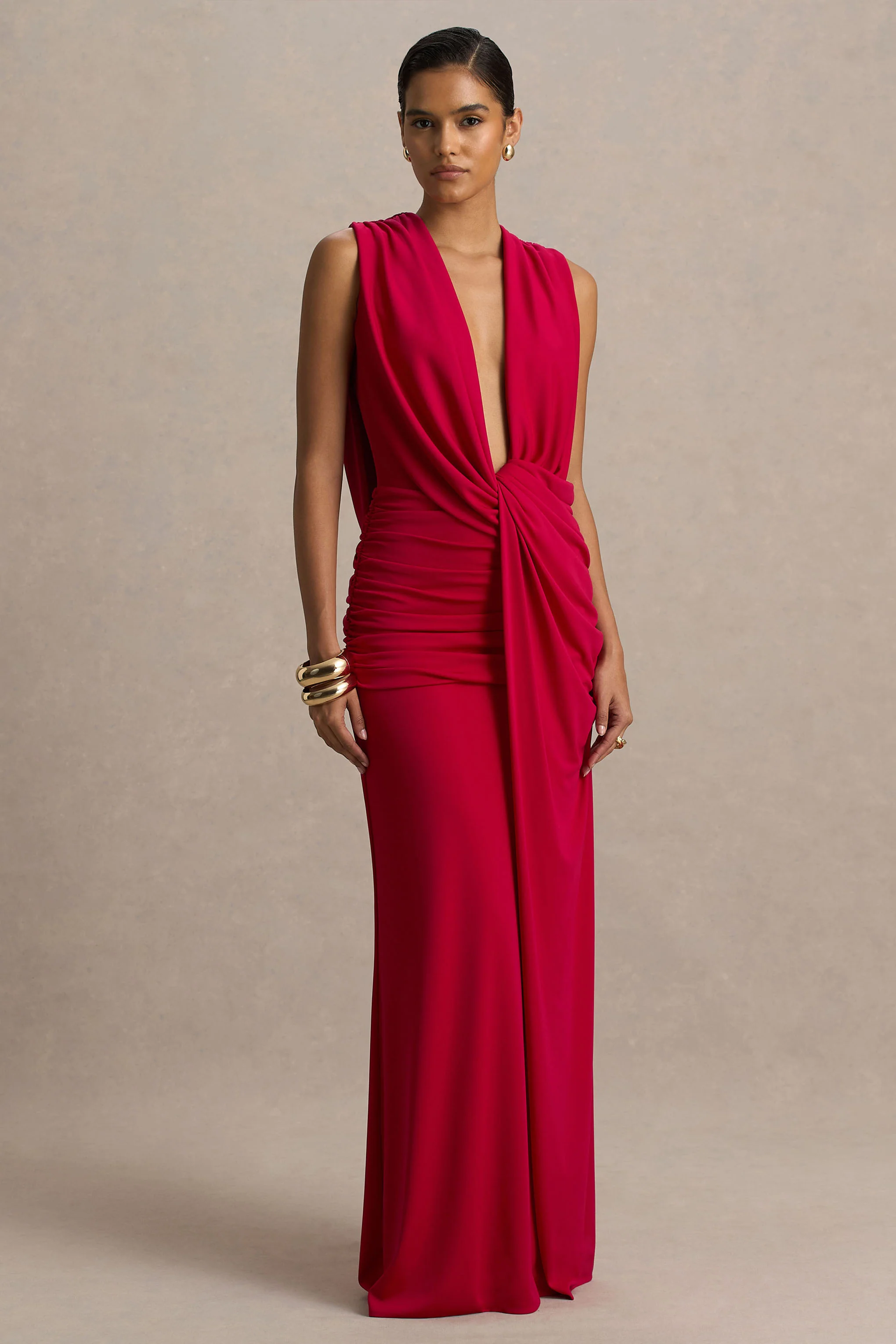 Serafina | Rode Extreem V-Hals Maxi Jurk Met Gerimpeld Details En Open Rug - Image 5