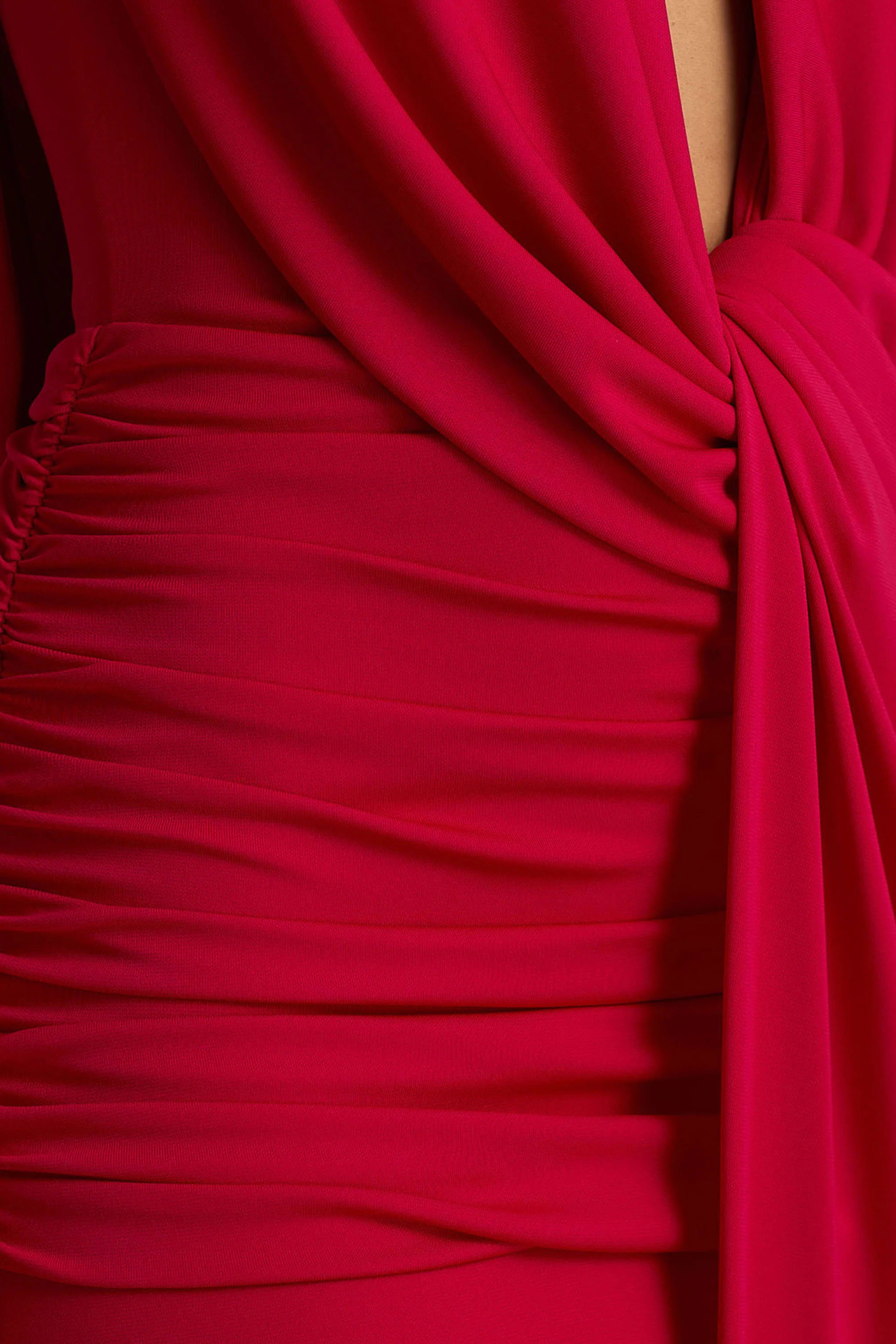 Serafina | Rode Extreem V-Hals Maxi Jurk Met Gerimpeld Details En Open Rug - Image 6