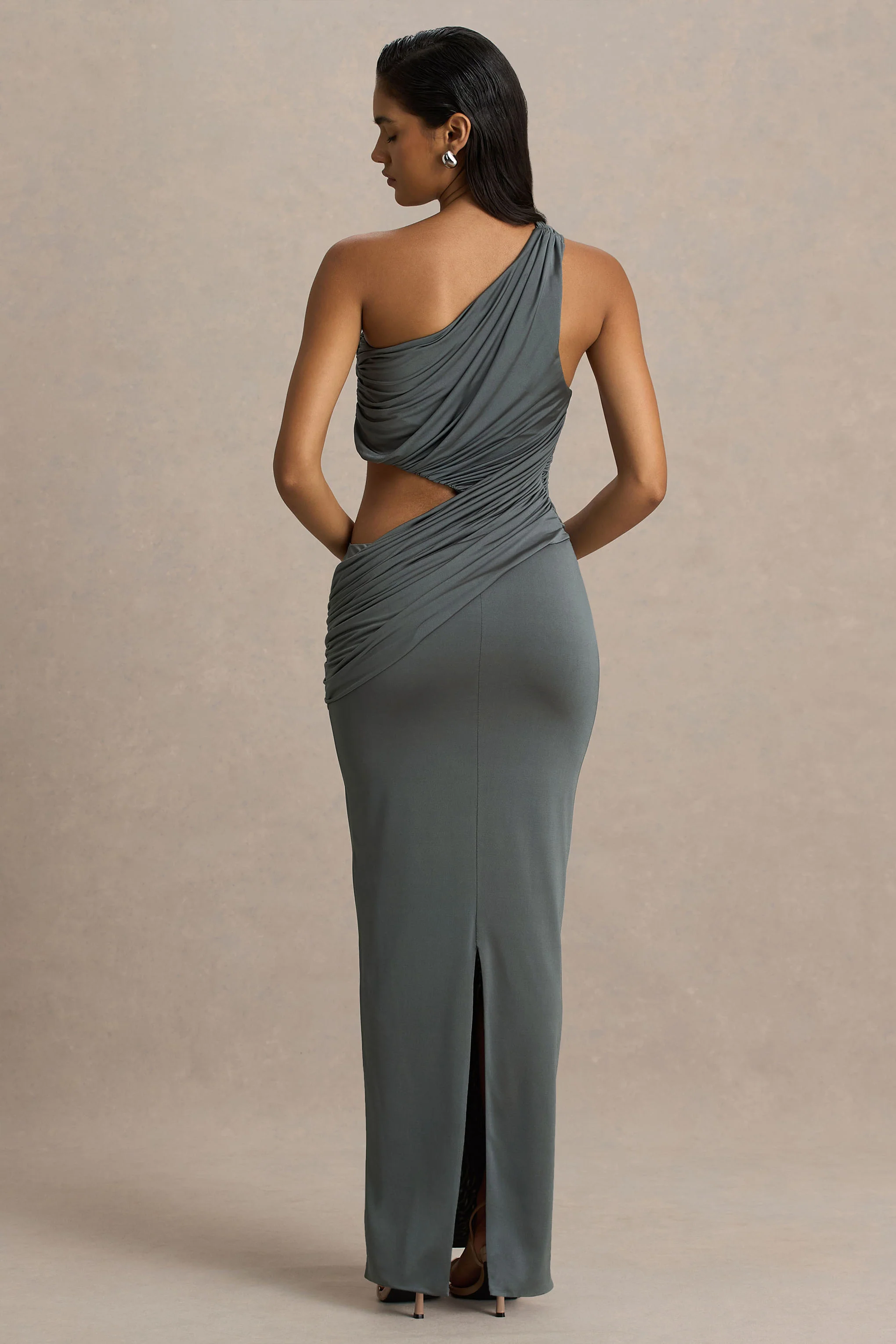 Serefine | Grijze Asymmetrische Hals Maxi Jurk Met Uitsnijding Detail - Image 2