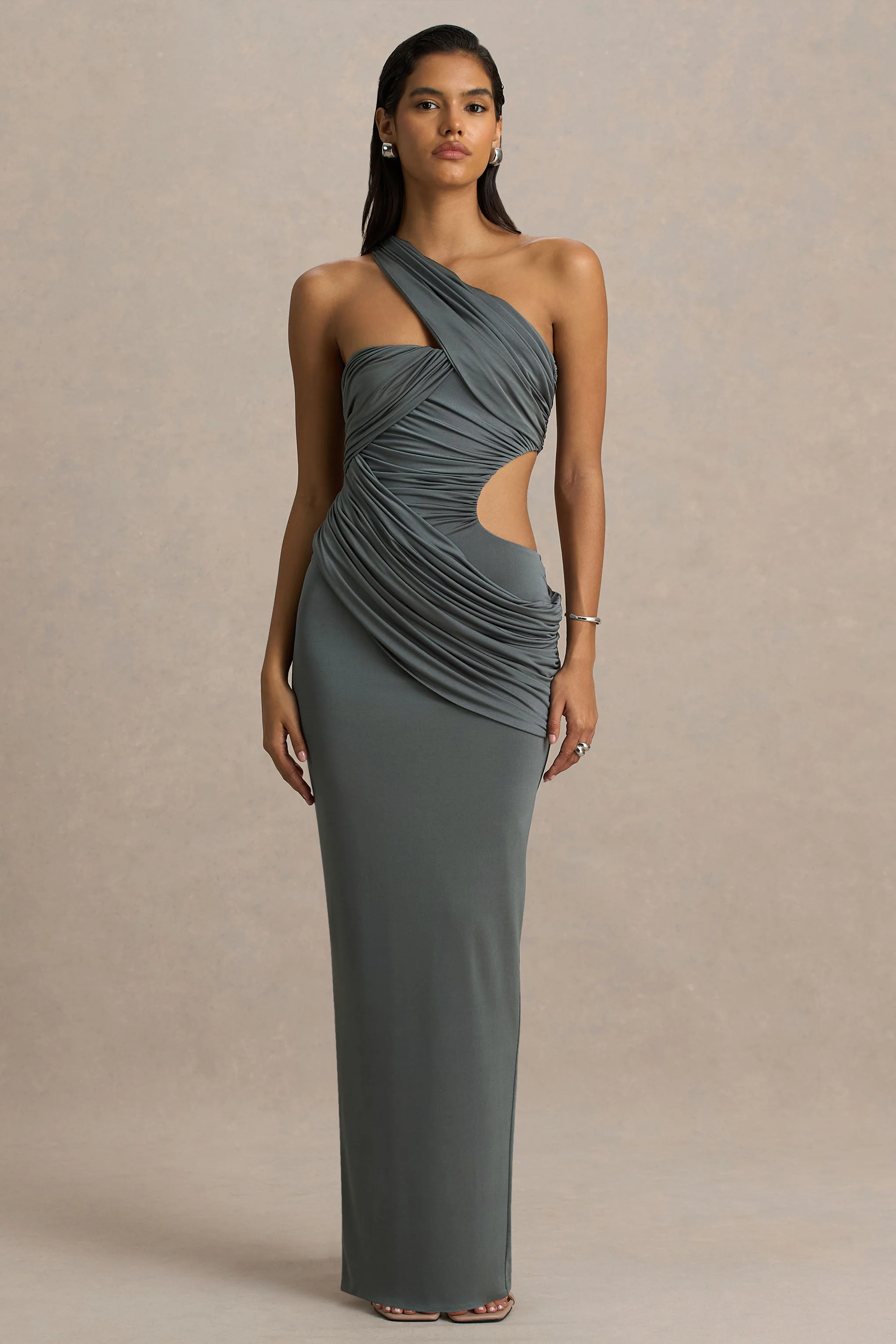 Serefine | Grijze Asymmetrische Hals Maxi Jurk Met Uitsnijding Detail - Image 4