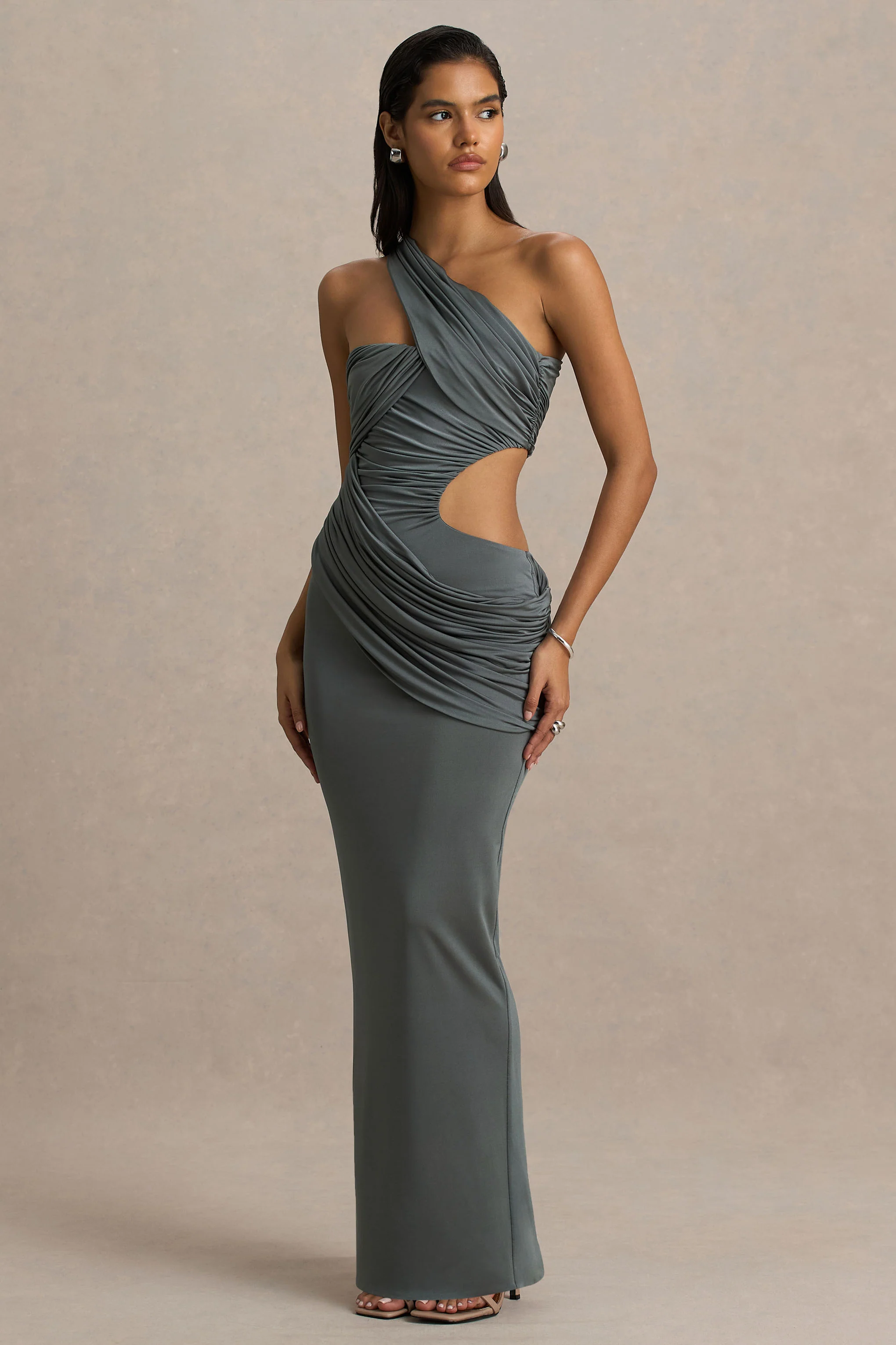 Serefine | Grijze Asymmetrische Hals Maxi Jurk Met Uitsnijding Detail - Image 5