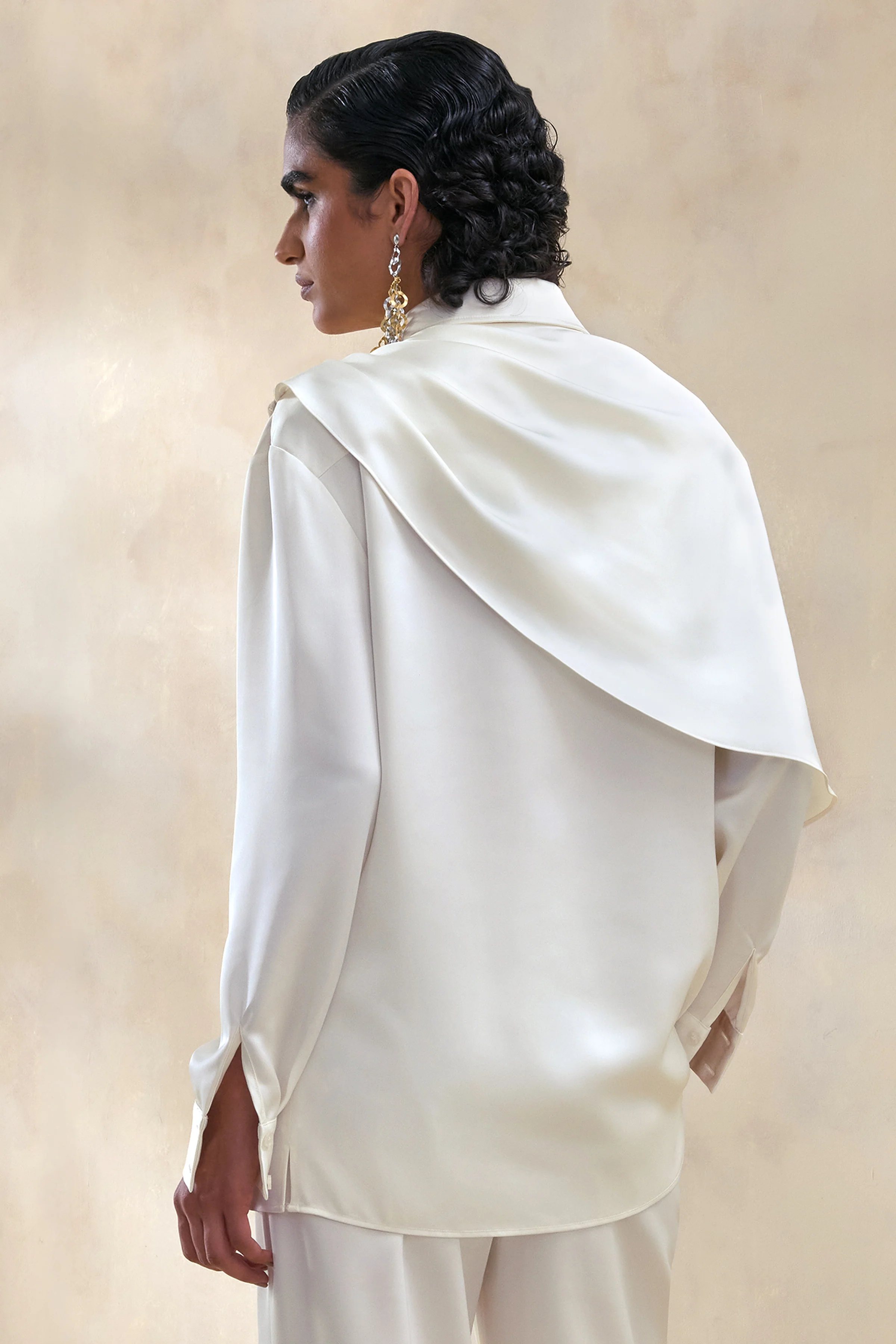 Serenza | Crème Satijnen Overhemd Met Cape Detail - Image 3