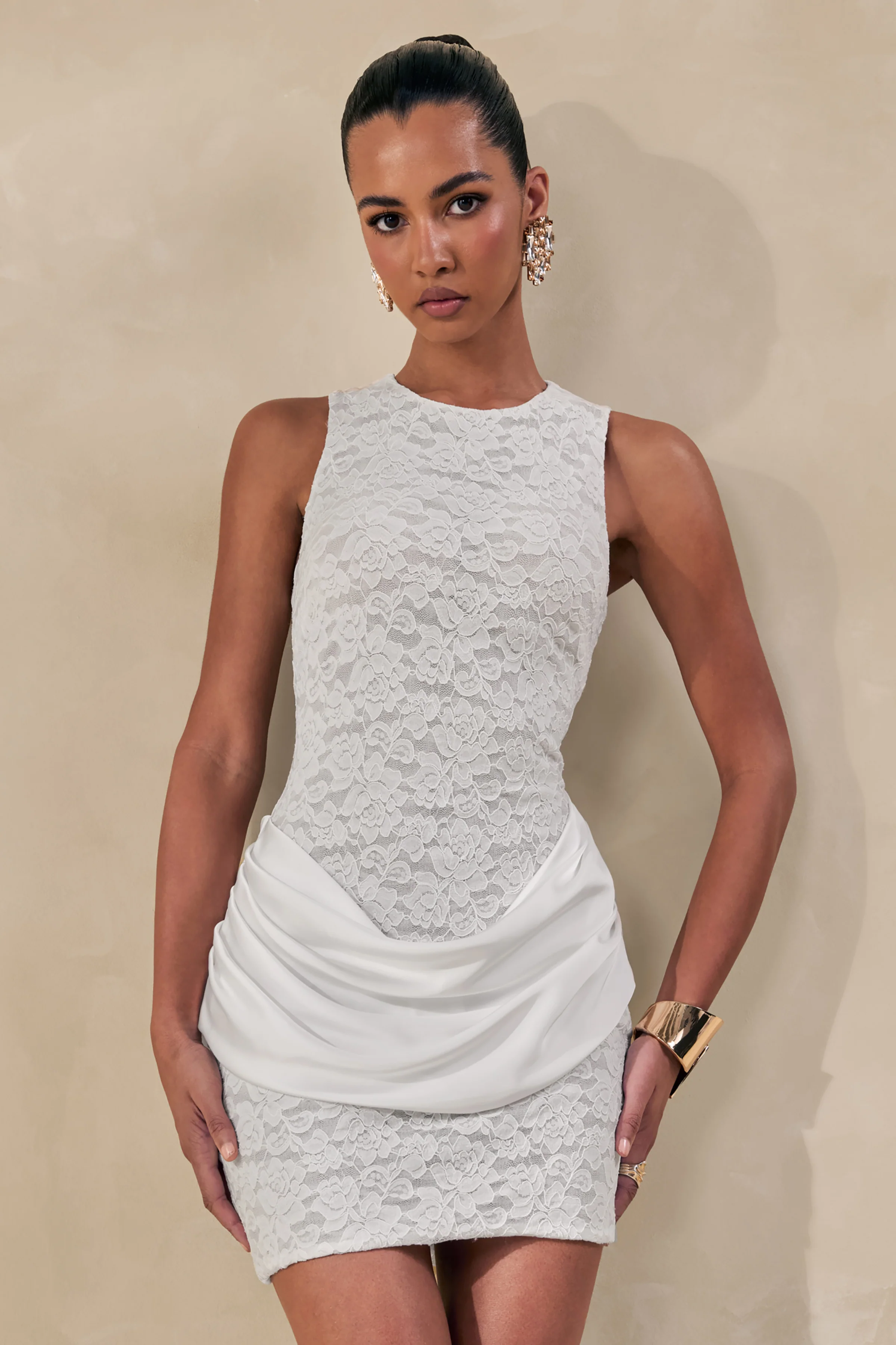 Setiana | Witte Kanten Mini Jurk Met Ronde Hals En Draperende Details
