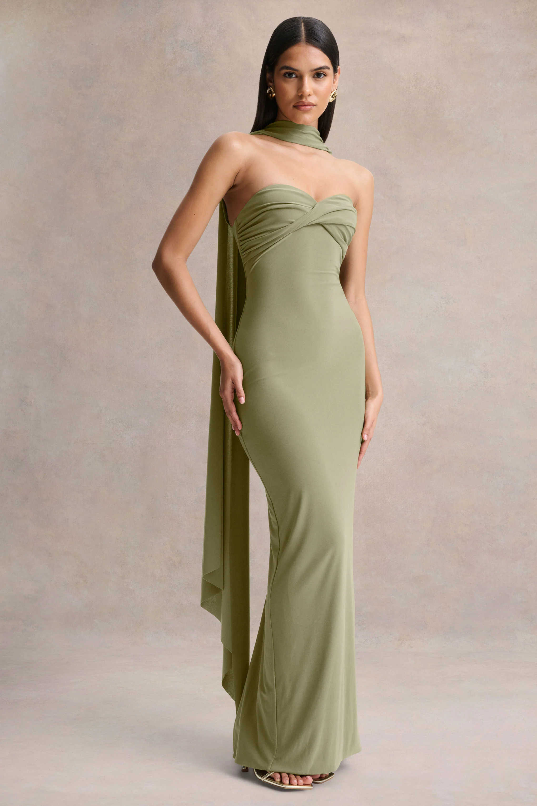 Sheila | Olijfgroene Bandeau Maxi Jurk Met Sjaal Detail - Image 4