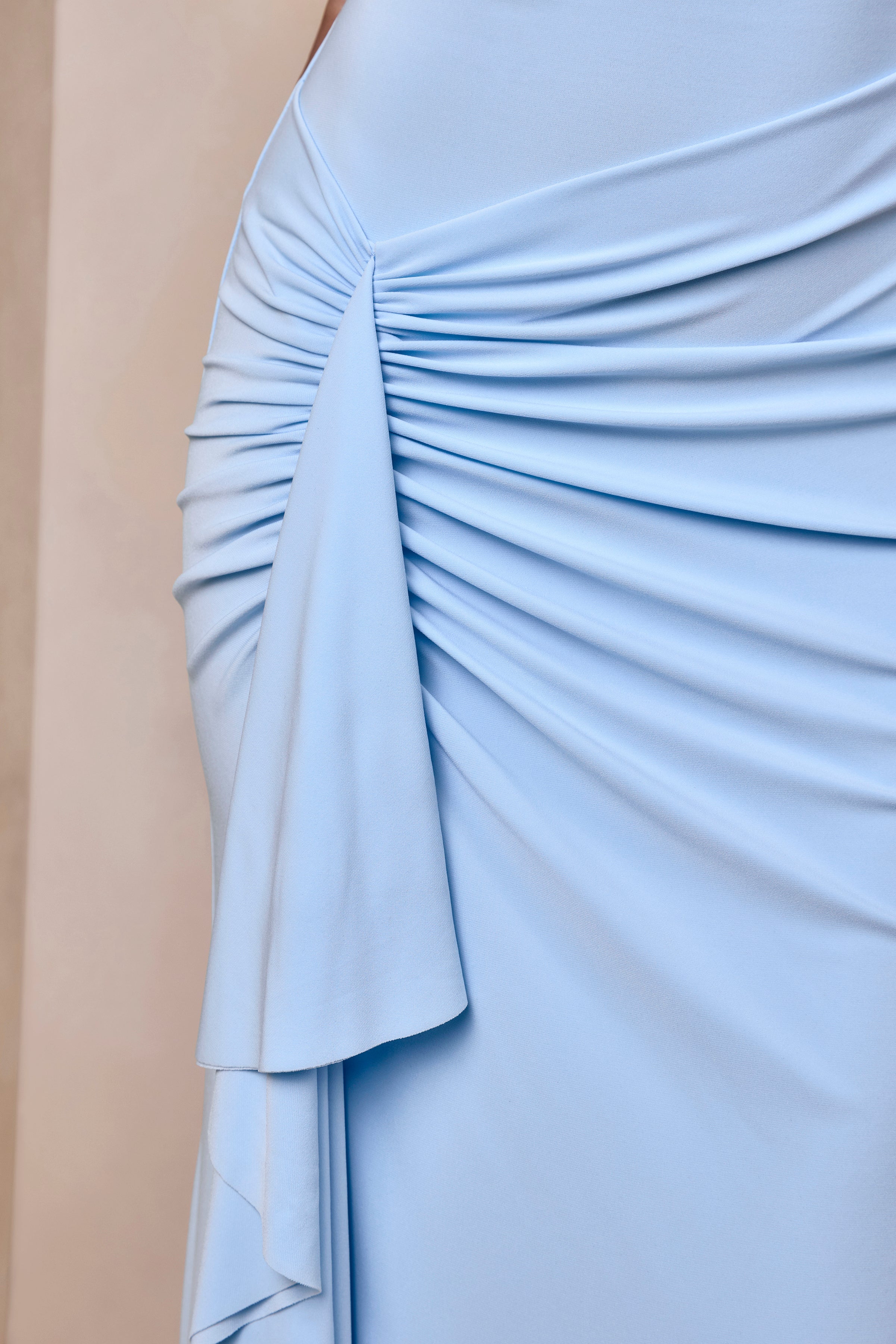 Siora | Poederblauwe Asymmetrische Hals Maxi Jurk Met Draperende Details - Image 6