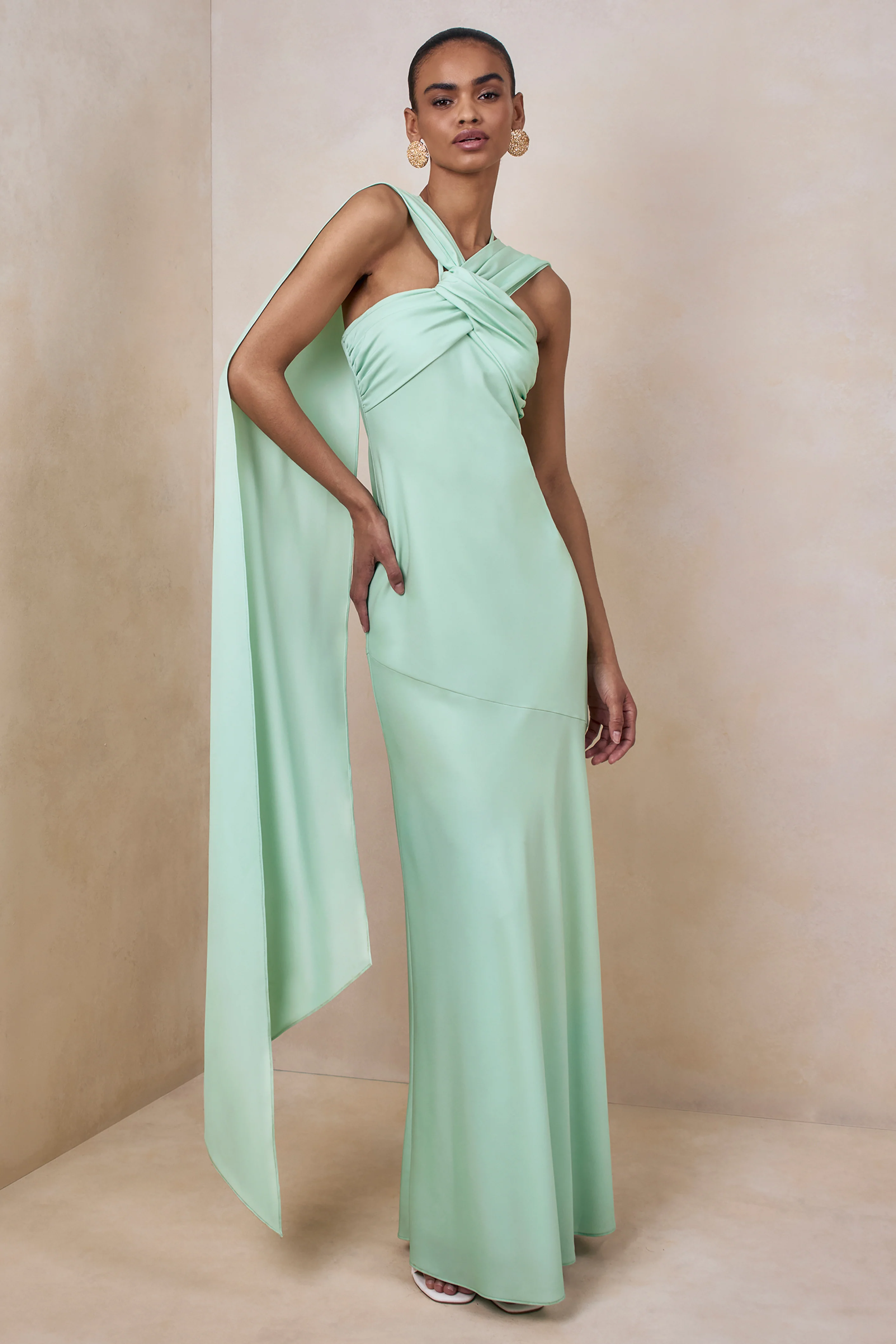 Sloane | Groene Satijnen Halternek Maxi Jurk Met Cape