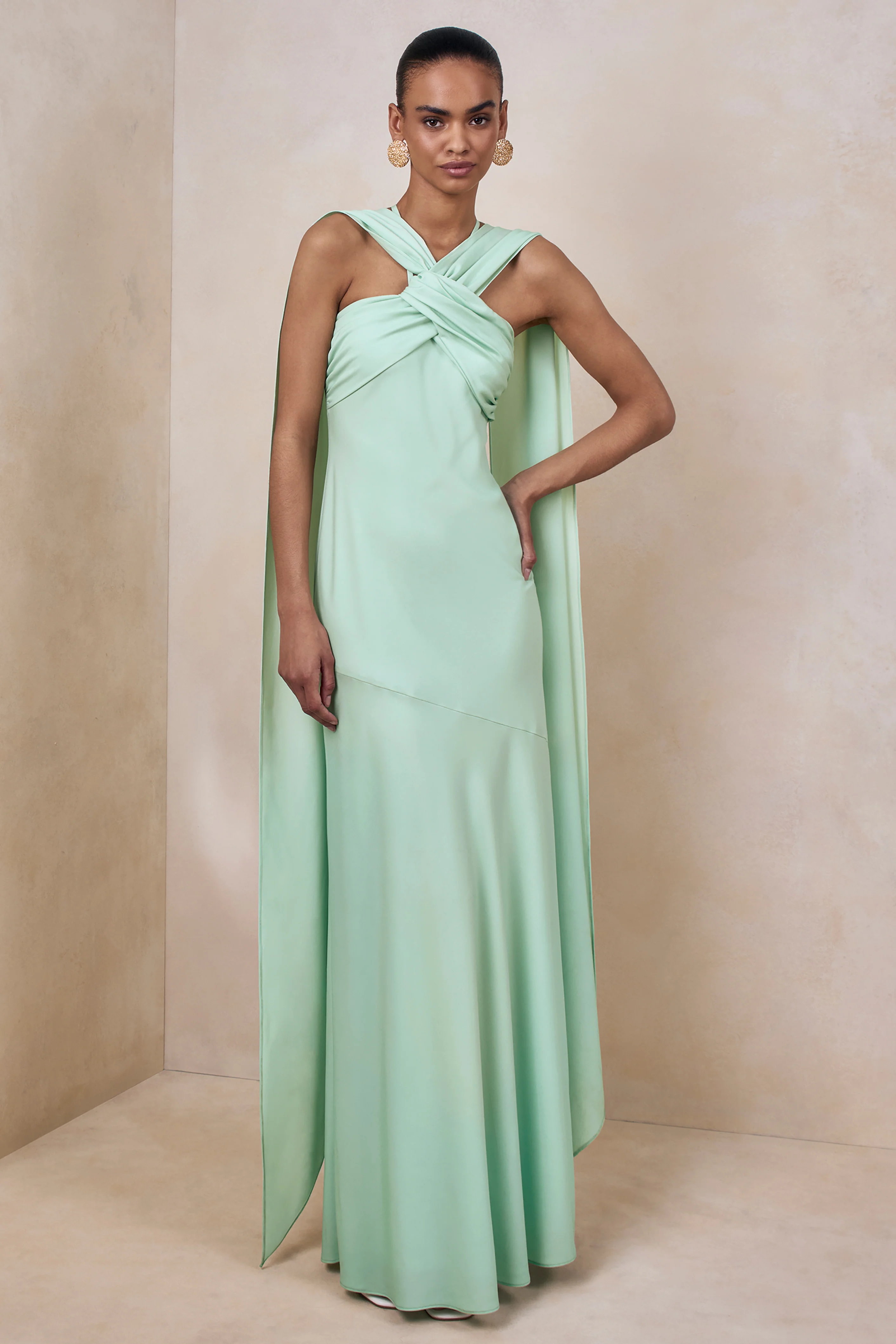 Sloane | Groene Satijnen Halternek Maxi Jurk Met Cape - Image 4