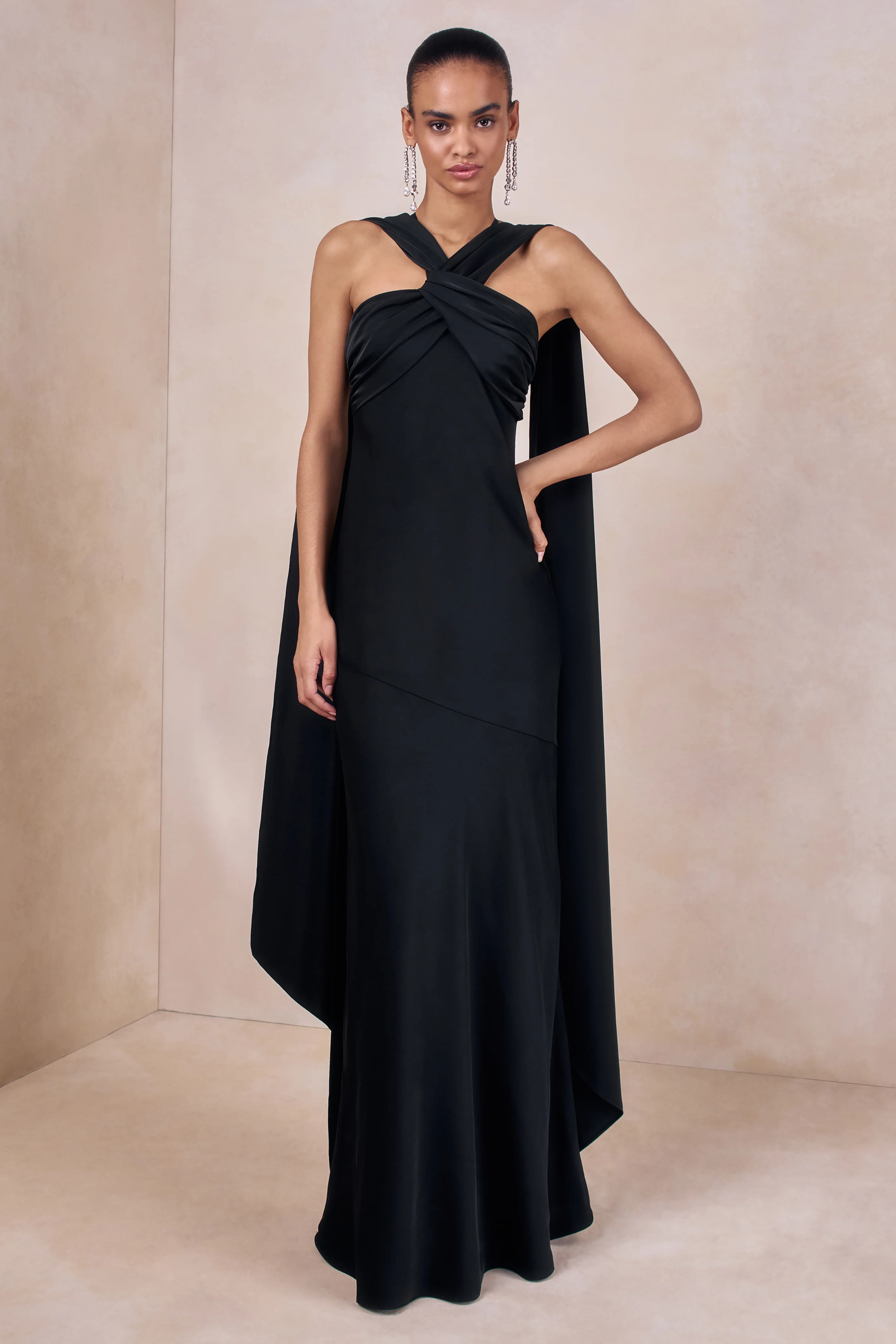 Sloane | Zwarte Satijnen Halternek Maxi Jurk Met Cape