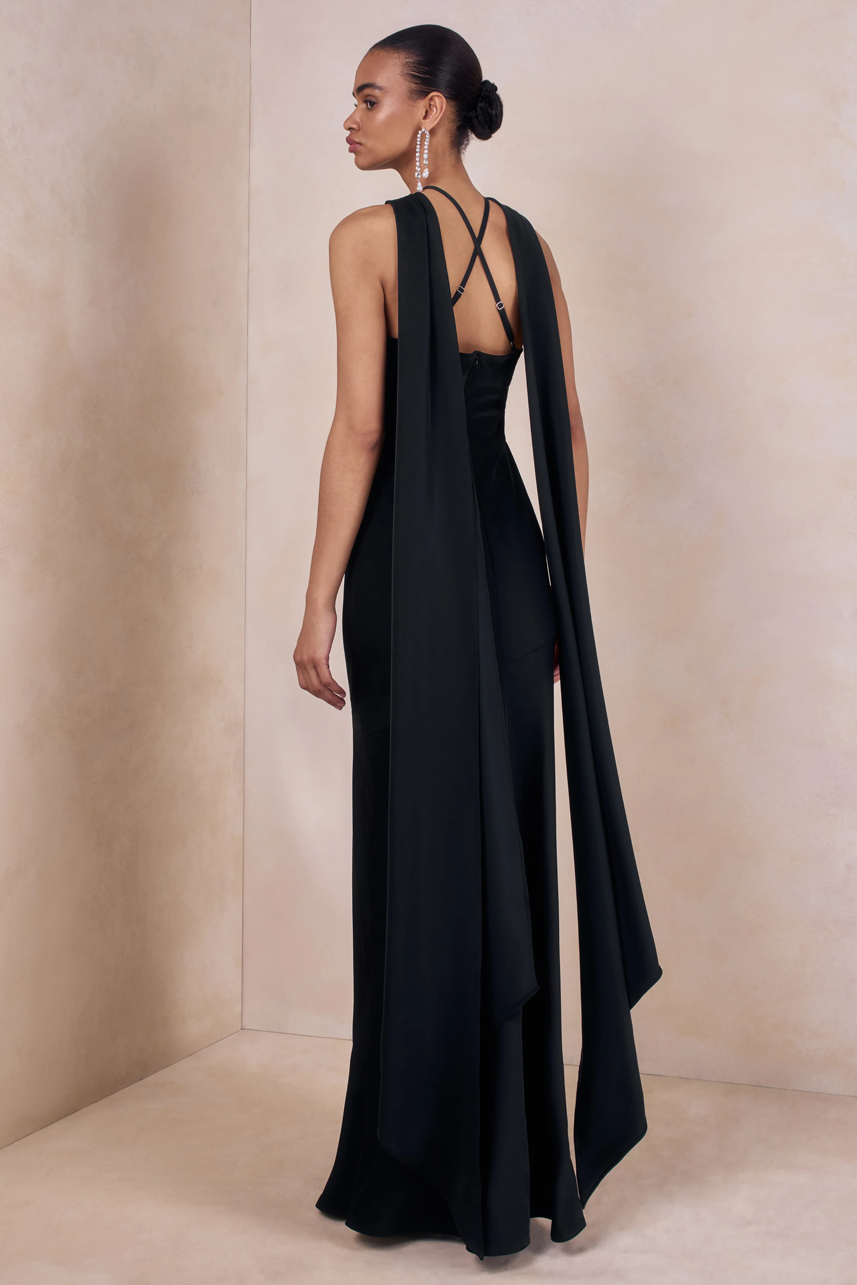 Sloane | Zwarte Satijnen Halternek Maxi Jurk Met Cape - Image 2