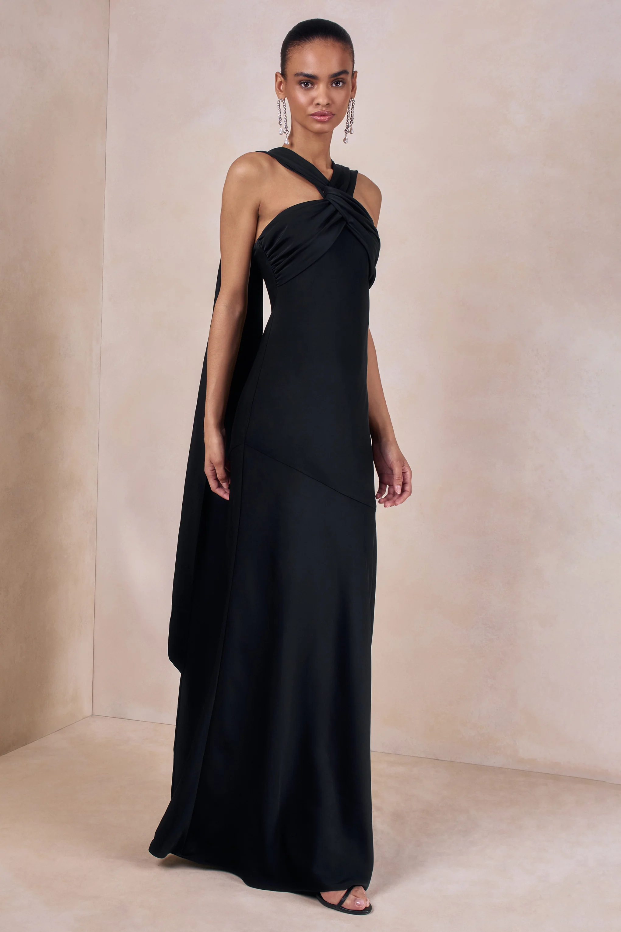 Sloane | Zwarte Satijnen Halternek Maxi Jurk Met Cape - Image 4