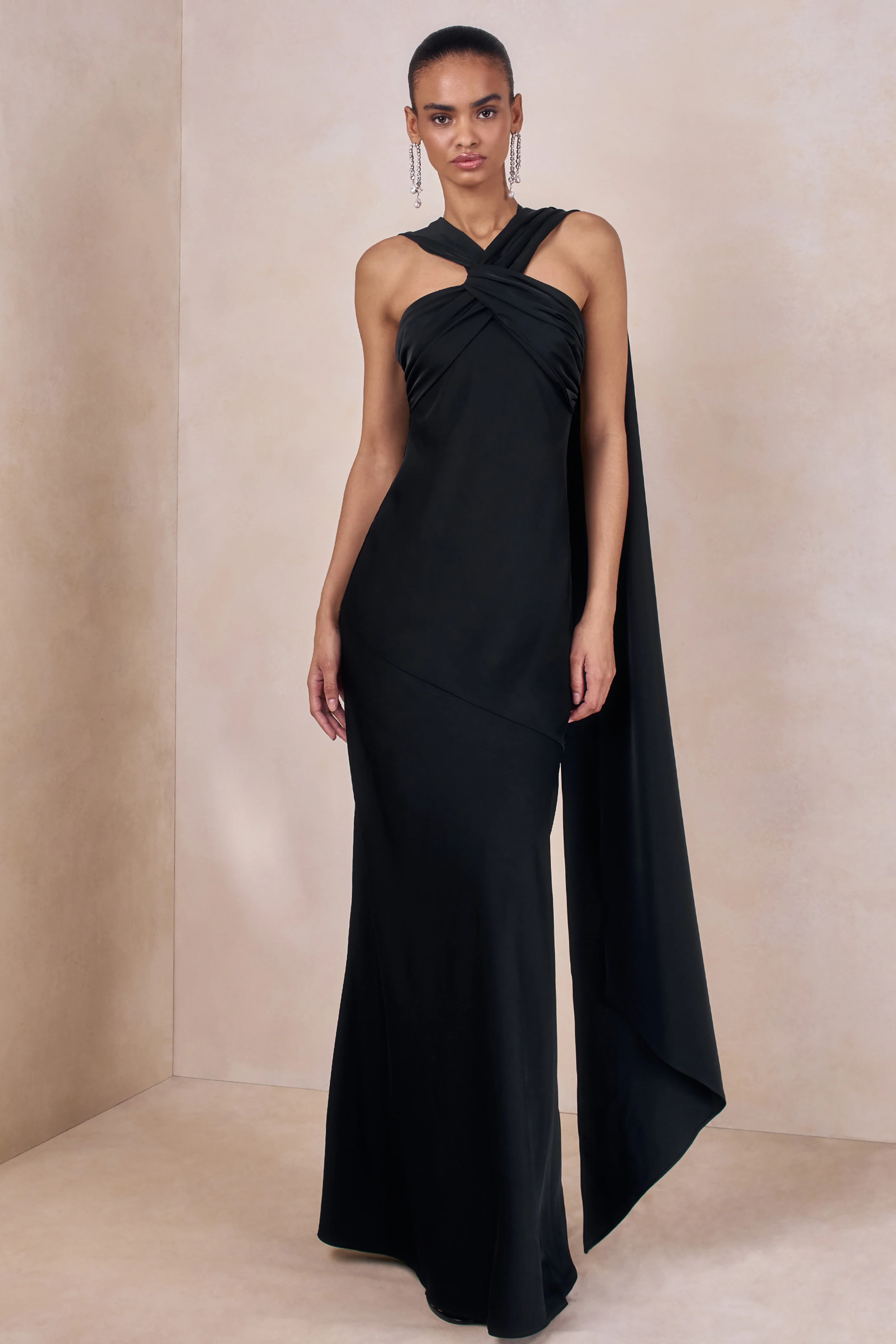 Sloane | Zwarte Satijnen Halternek Maxi Jurk Met Cape - Image 5