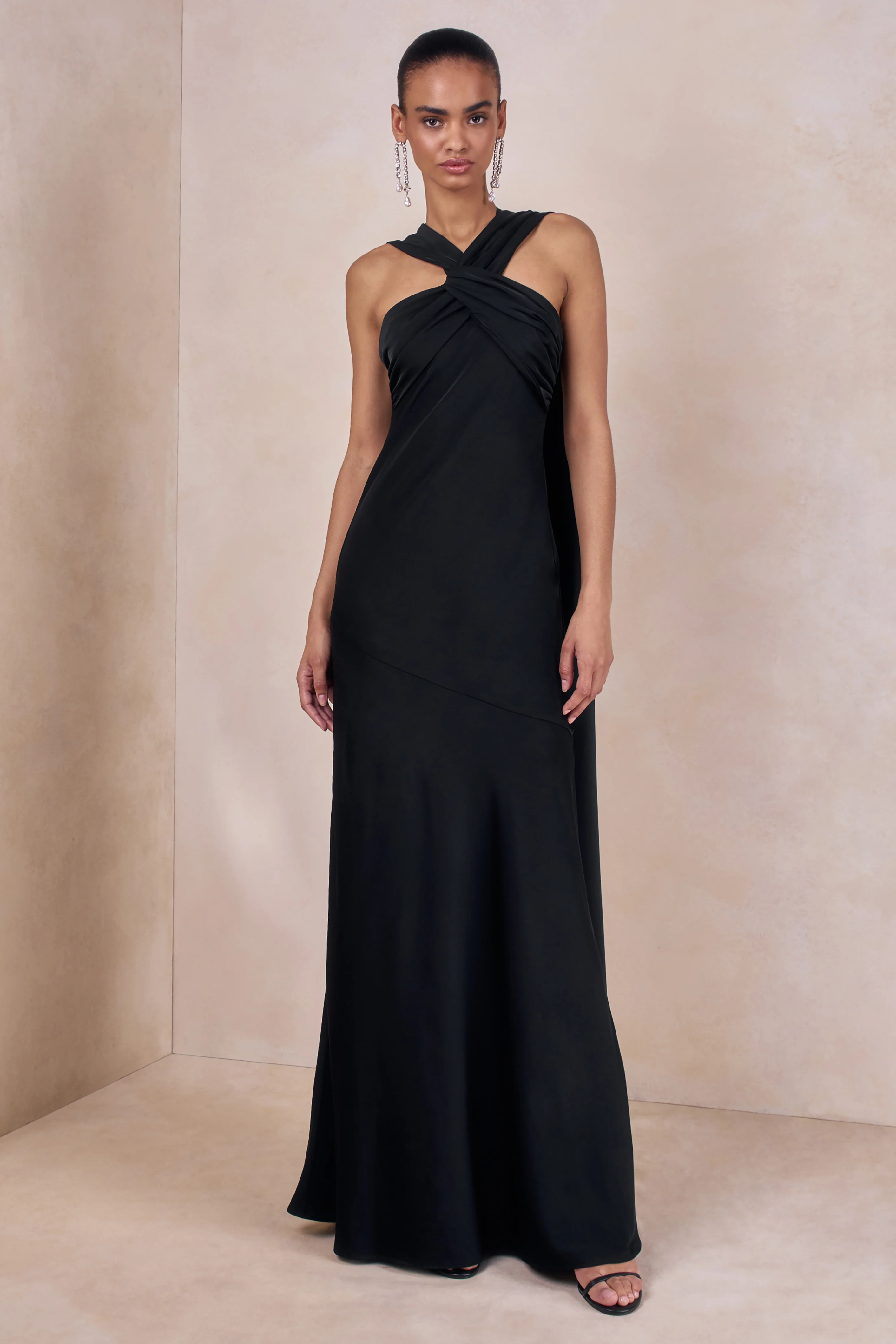 Sloane | Zwarte Satijnen Halternek Maxi Jurk Met Cape - Image 6