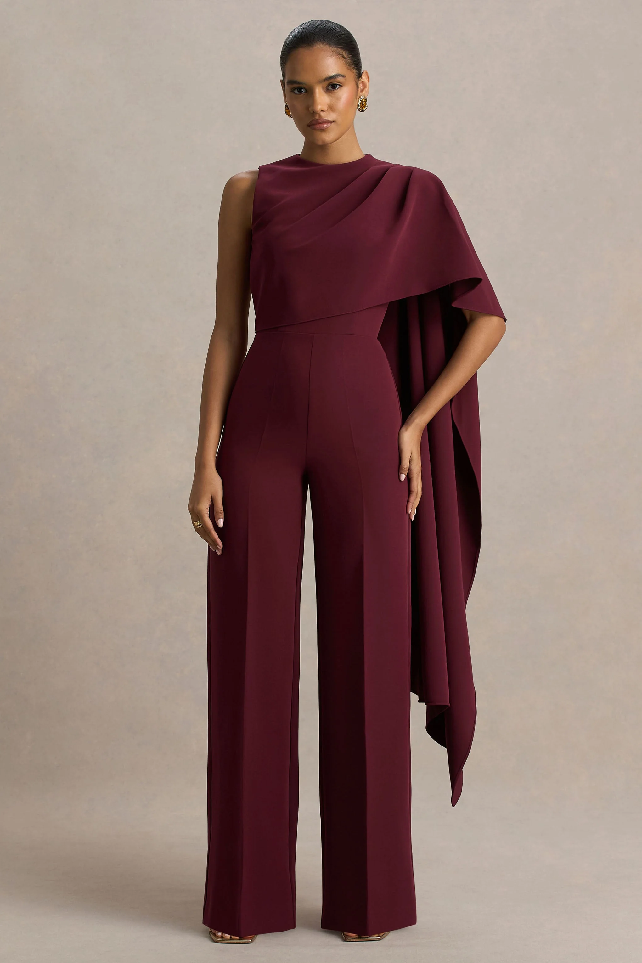 Sorenia | Bordeaux Hoge Hals Jumpsuit Met Eén Cape Mouw