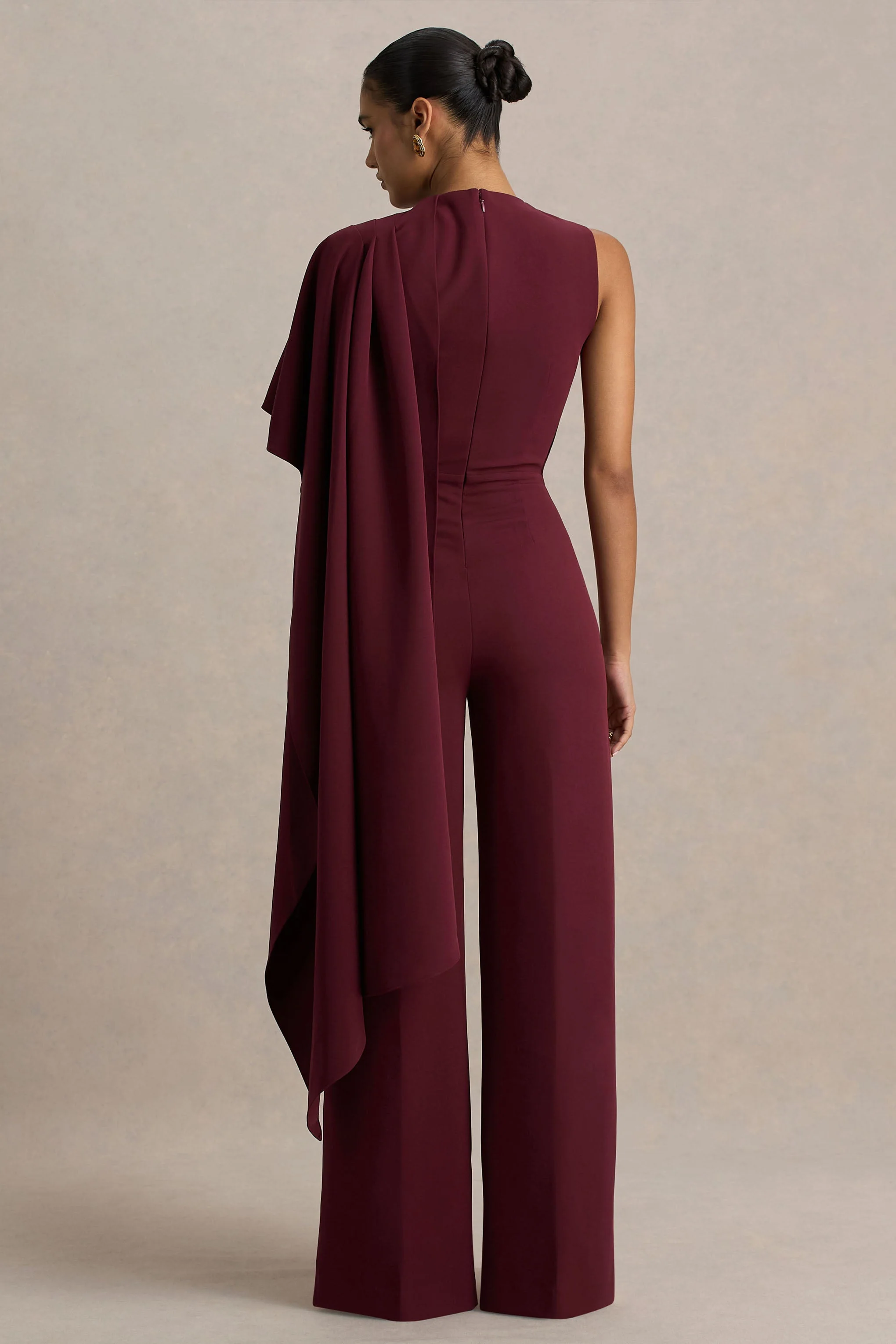 Sorenia | Bordeaux Hoge Hals Jumpsuit Met Eén Cape Mouw - Image 2