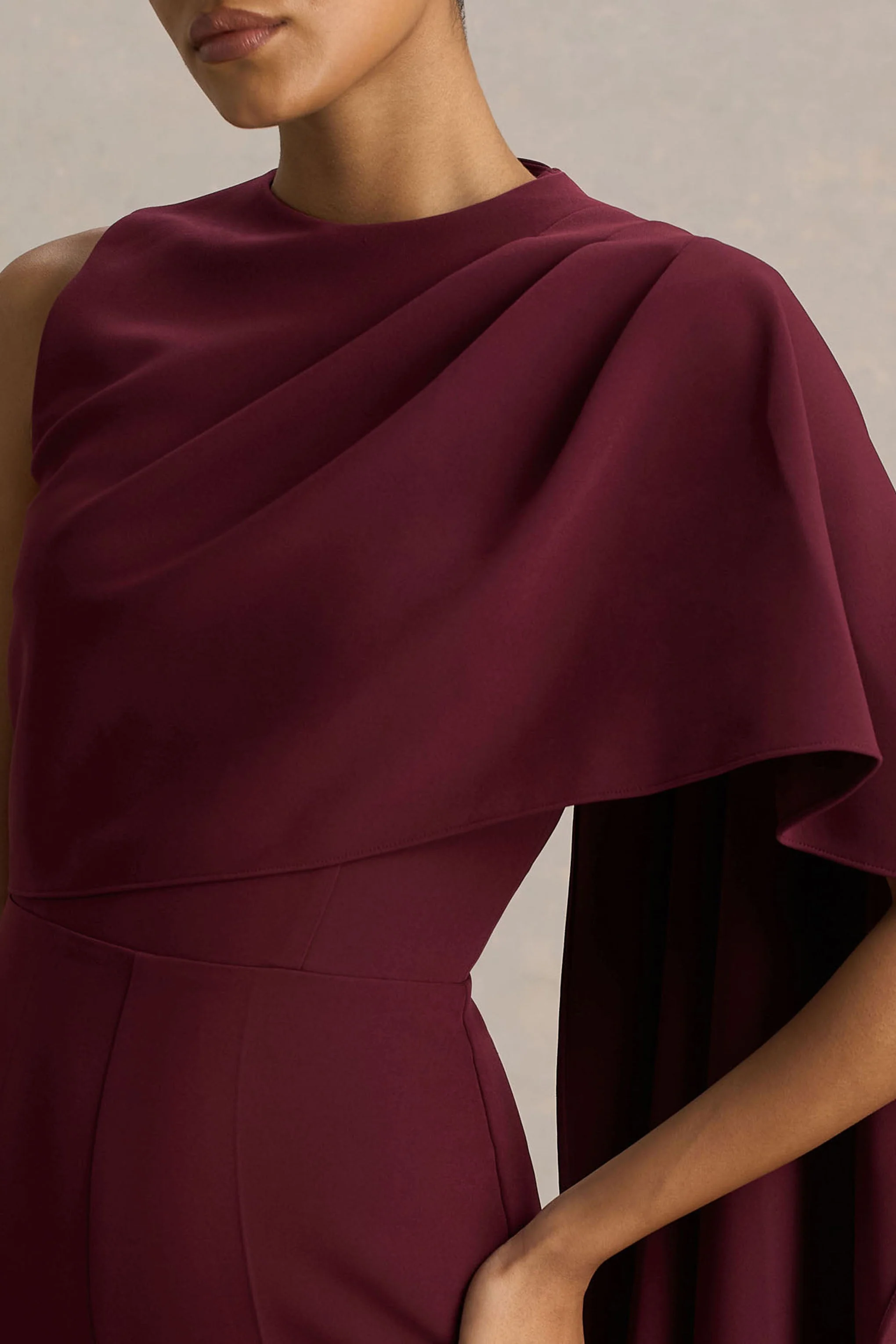 Sorenia | Bordeaux Hoge Hals Jumpsuit Met Eén Cape Mouw - Image 3
