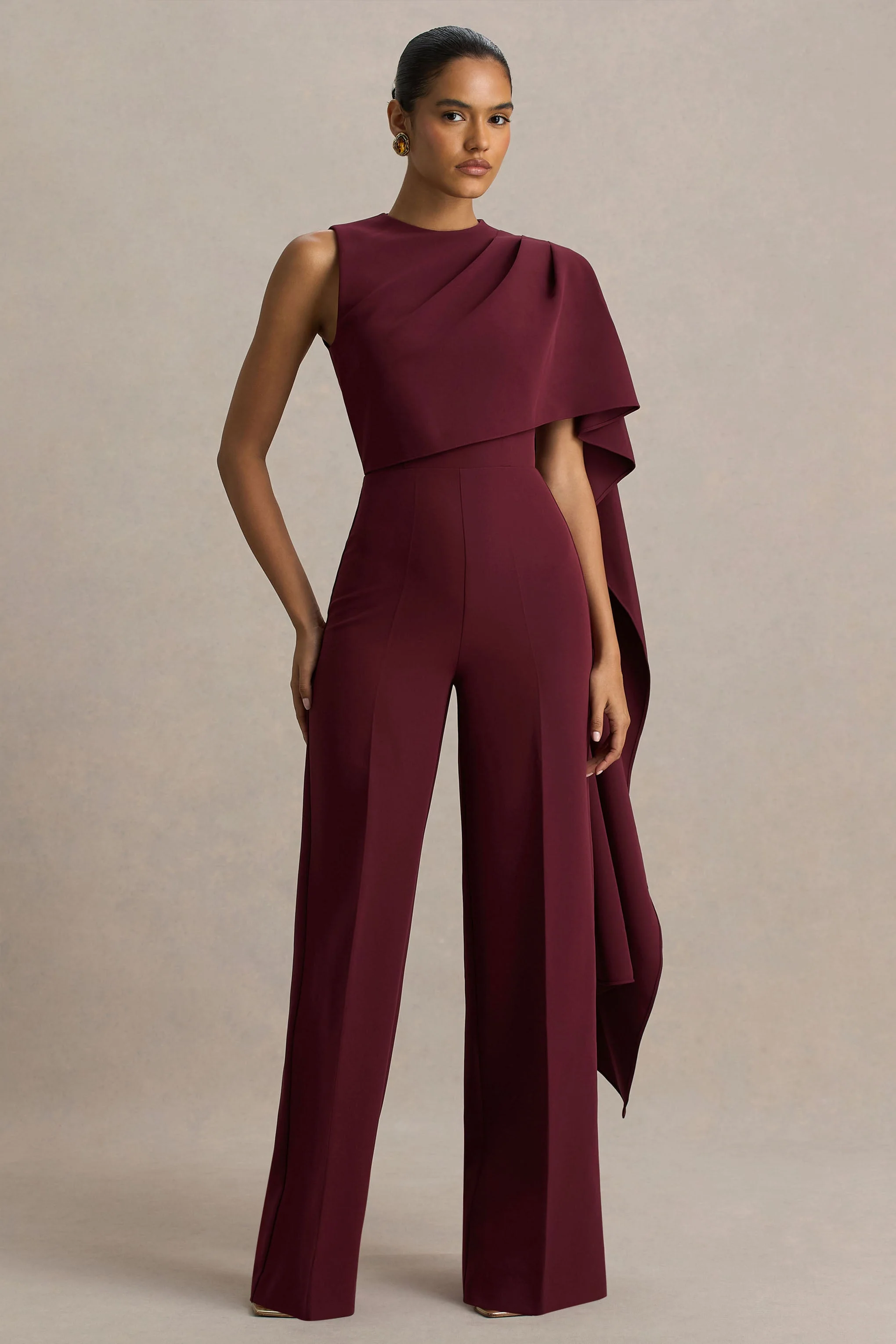 Sorenia | Bordeaux Hoge Hals Jumpsuit Met Eén Cape Mouw - Image 4