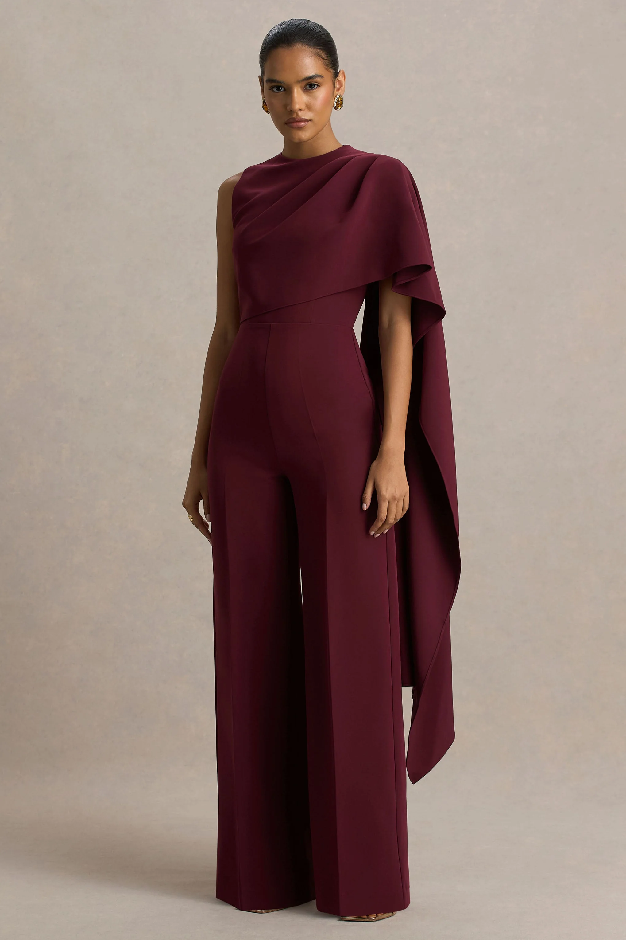 Sorenia | Bordeaux Hoge Hals Jumpsuit Met Eén Cape Mouw - Image 5