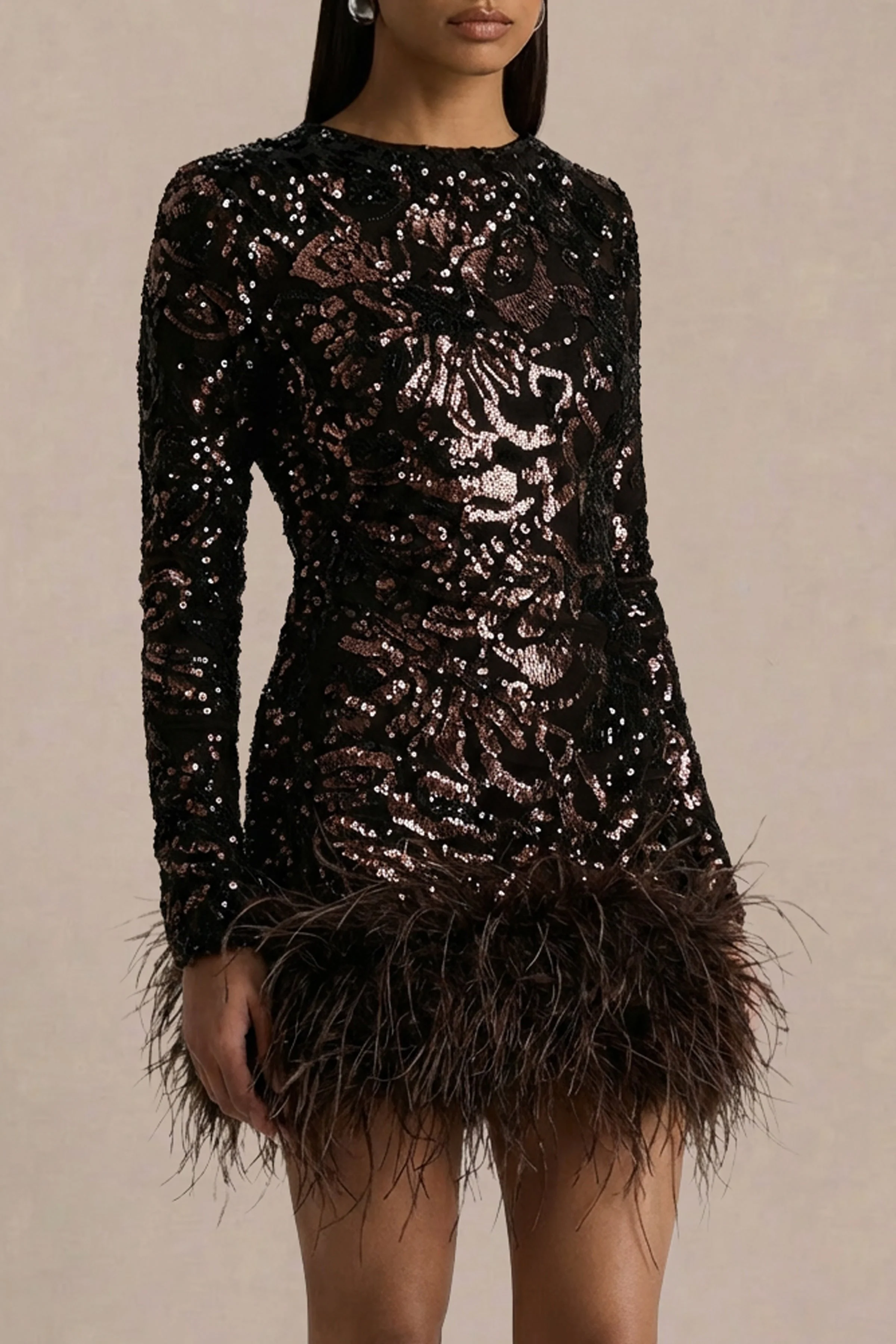 Stardust | Bruine Fluwelen Pailletten Mini Jurk Met Hoge Ronde Hals En Veren Afwerking - Image 5