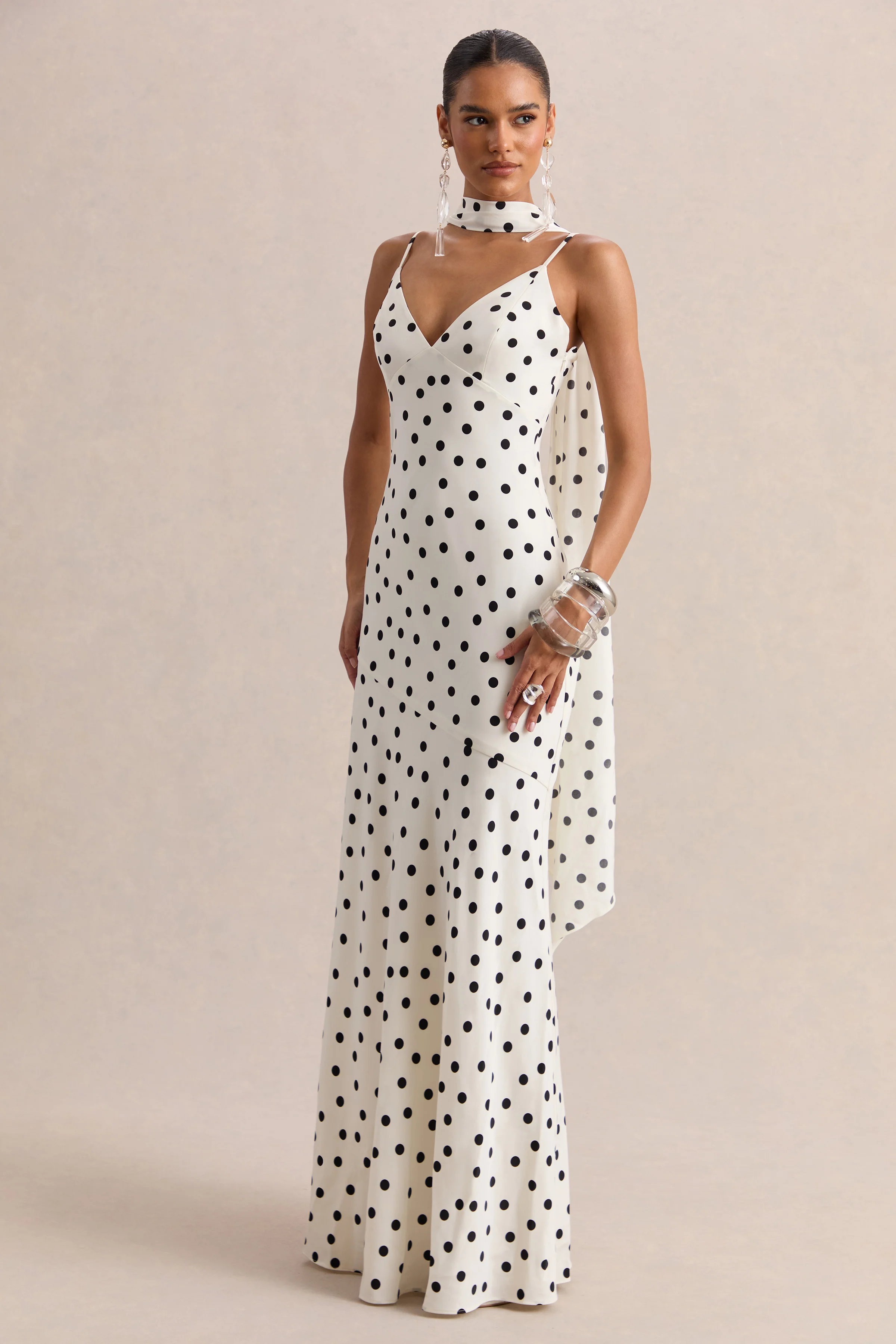 Starling | Zwart-Witte Stippen Print Satijnen Maxi Jurk Met Diepe V-Hals En Sjaal Detail