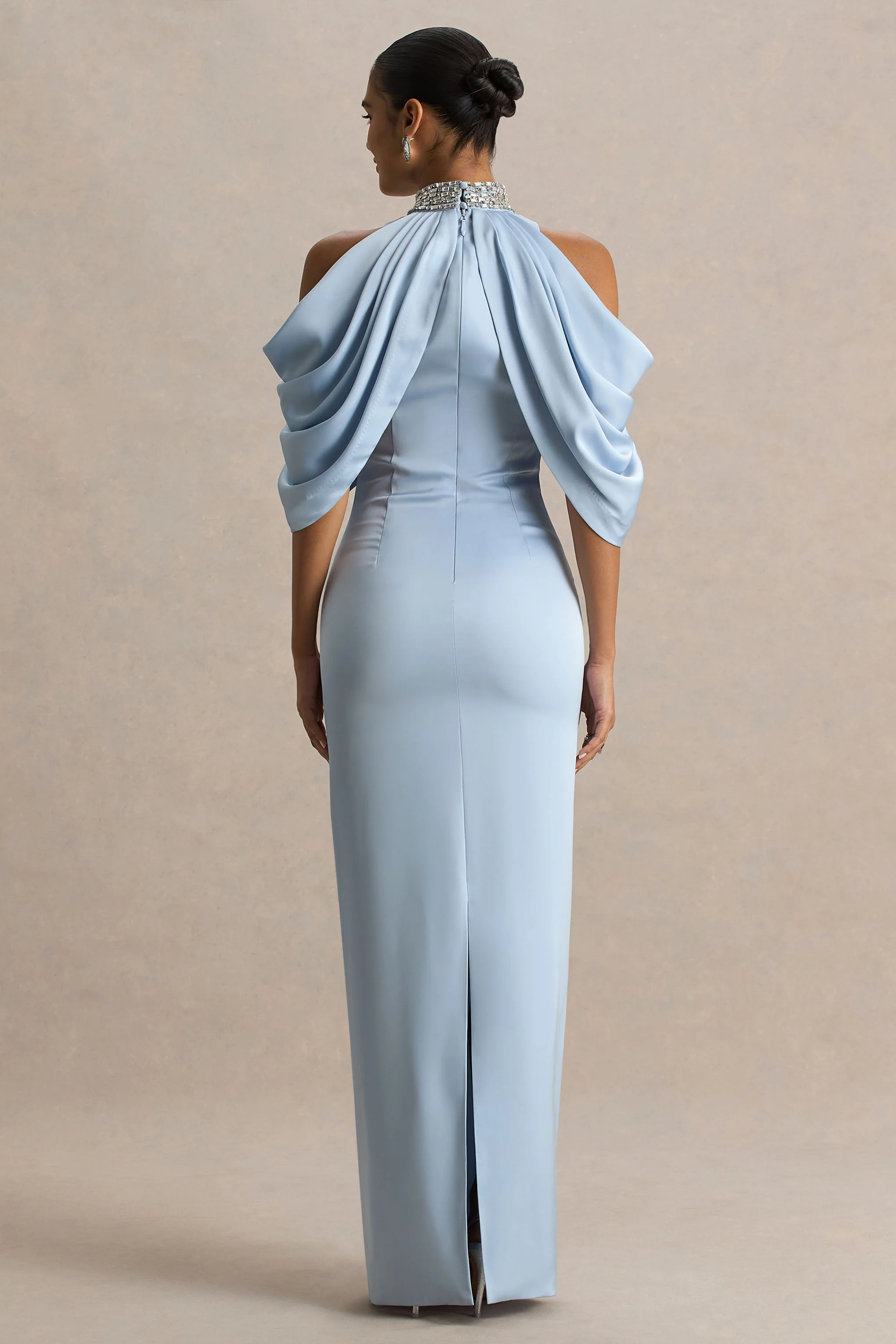 Sulliana | Poederblauwe Satijnen Hoge hals Maxi Jurk Met Versierde Details En Cape Mouwen - Image 3