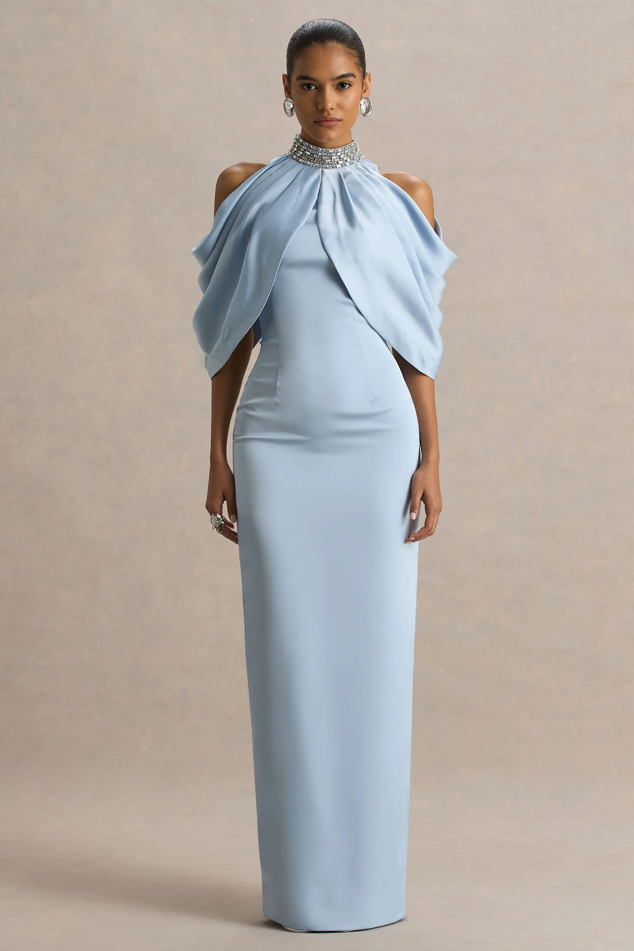 Sulliana | Poederblauwe Satijnen Hoge hals Maxi Jurk Met Versierde Details En Cape Mouwen - Image 5
