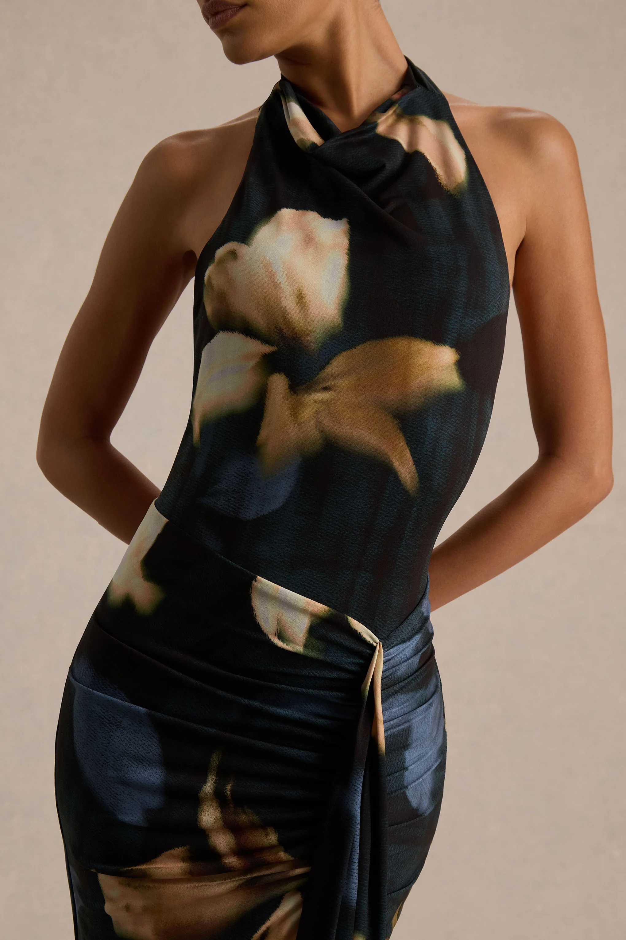 Sunflower | Donkere Leliesprint Hoog Hals Maxi Jurk Met Hoge Voorsplit - Image 3