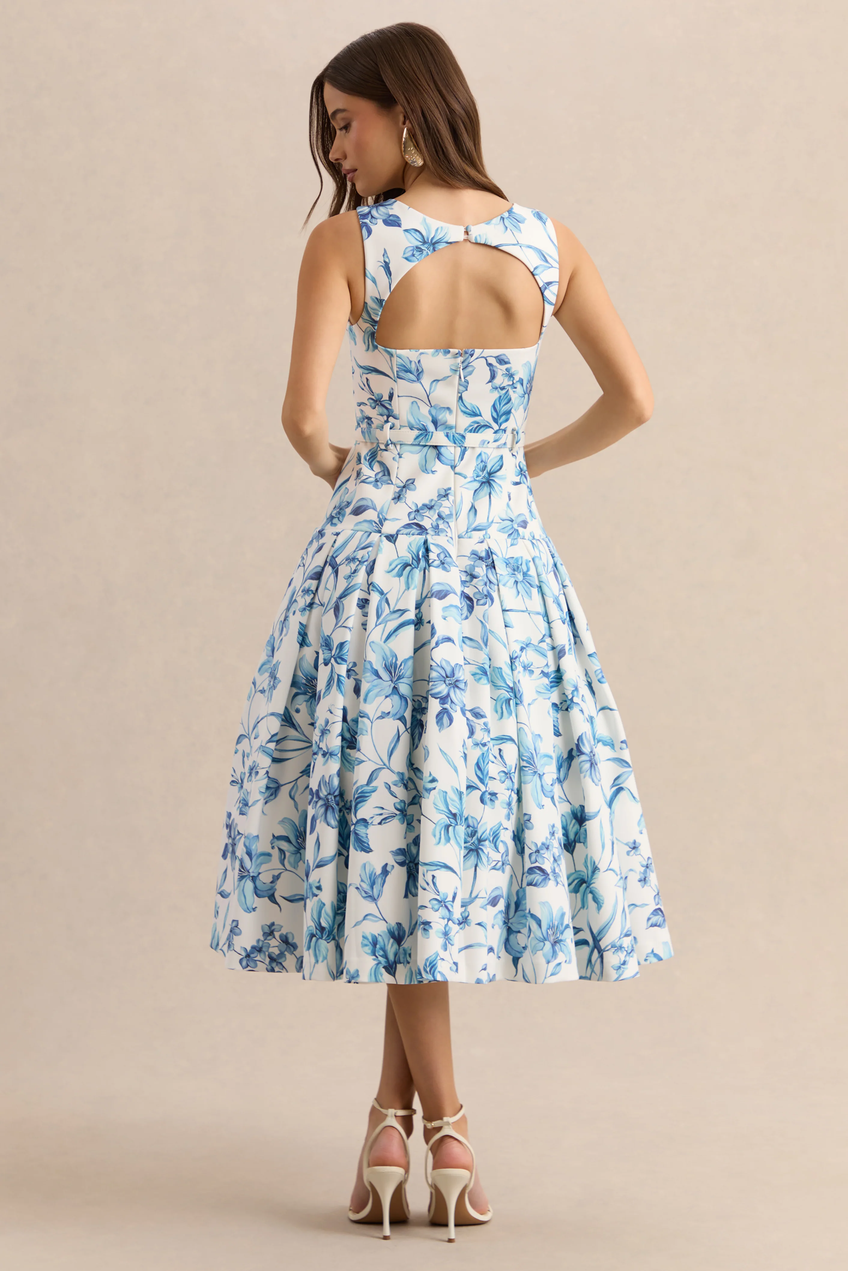 Sunnira | Blauwe Porselein Print Midi Jurk Met Boot Hals En Verlaagde Taille - Image 2