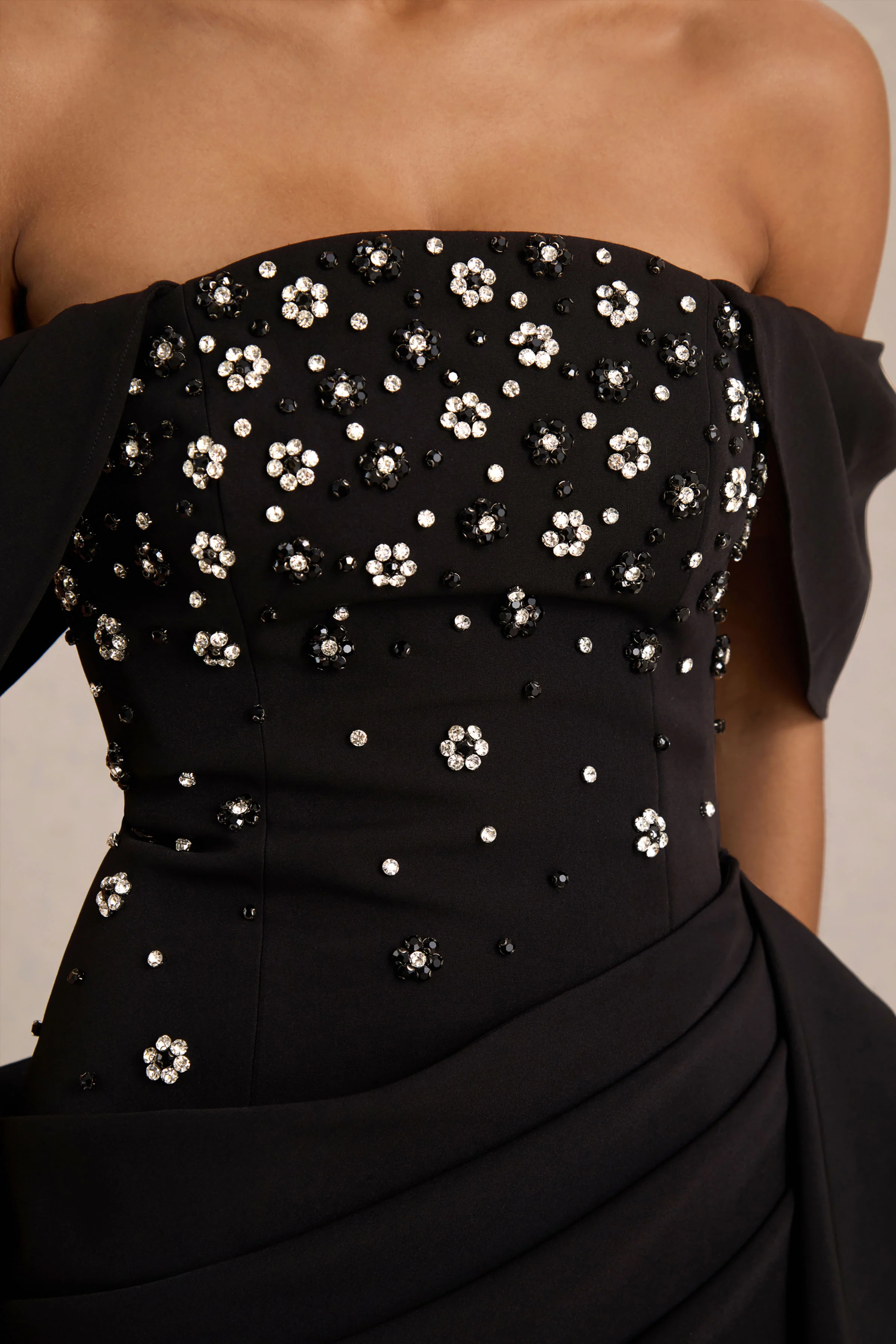 Sylvia | Zwarte Versierde Bardot-Hals Midi Jurk Met Gedrapeerde Overslagrok - Image 5