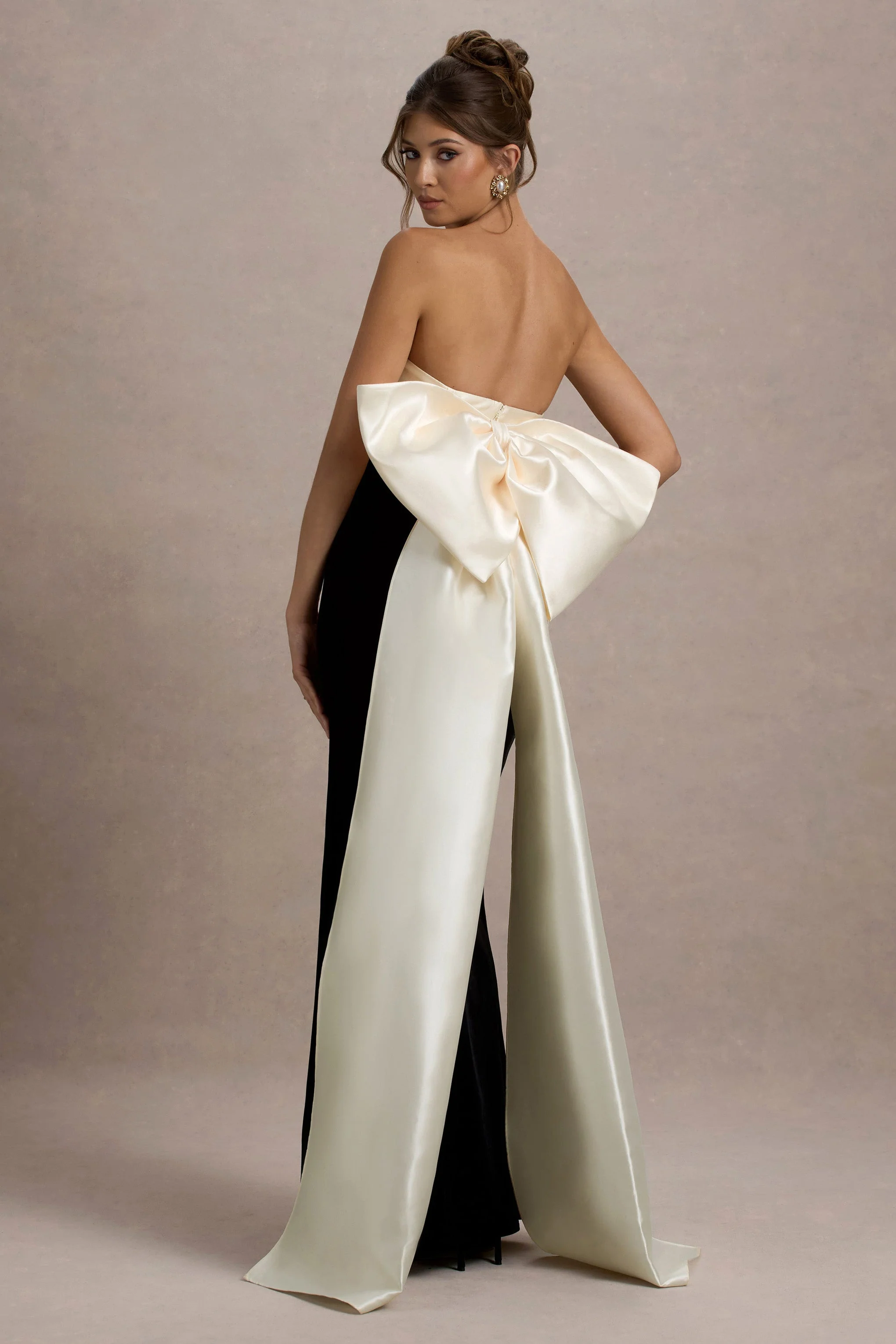 Take A Bow | Zwart & Crème Velours Strapless Maxi Jurk Met Oversized Strik Detail