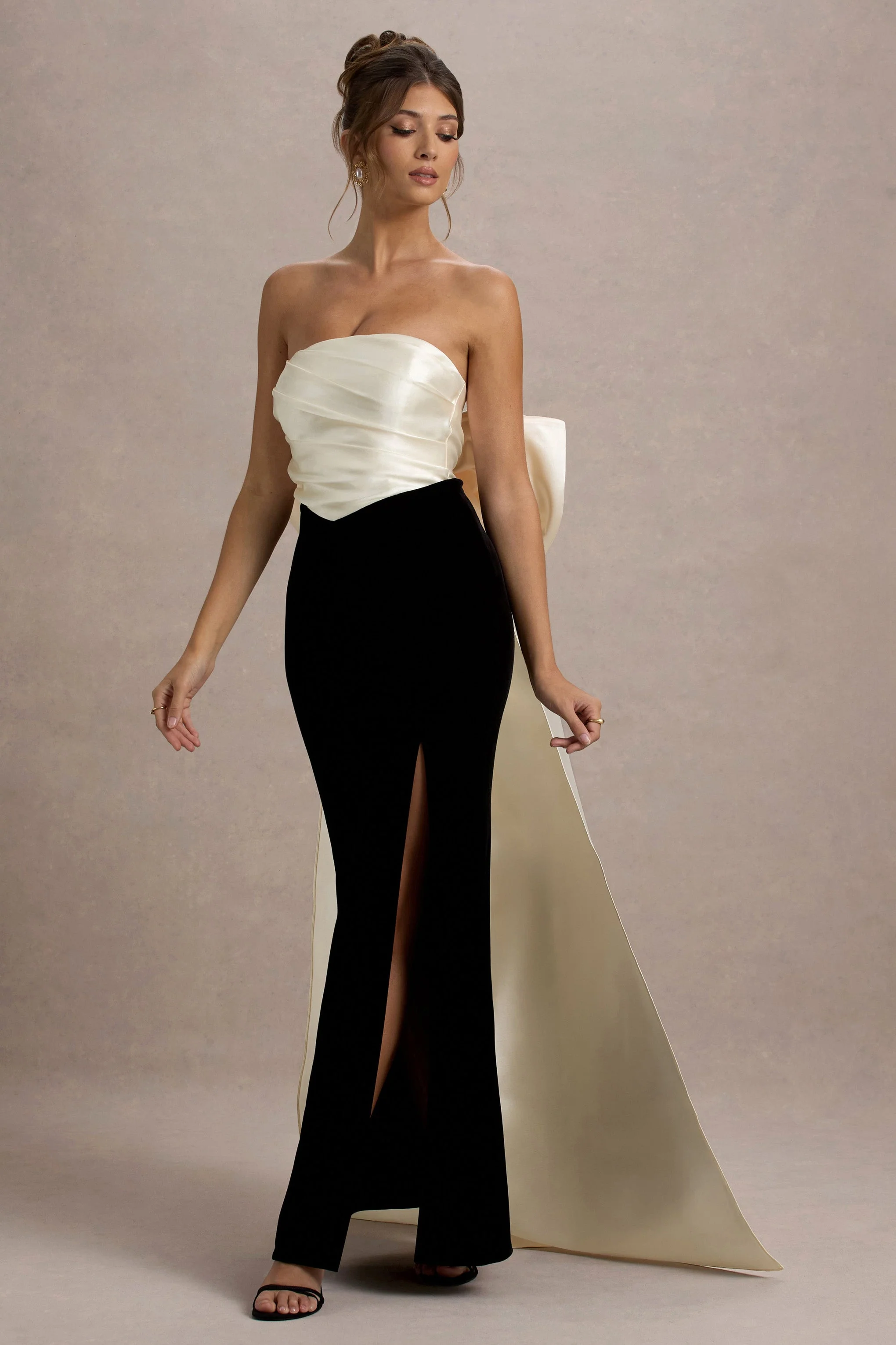 Take A Bow | Zwart & Crème Velours Strapless Maxi Jurk Met Oversized Strik Detail - Image 2