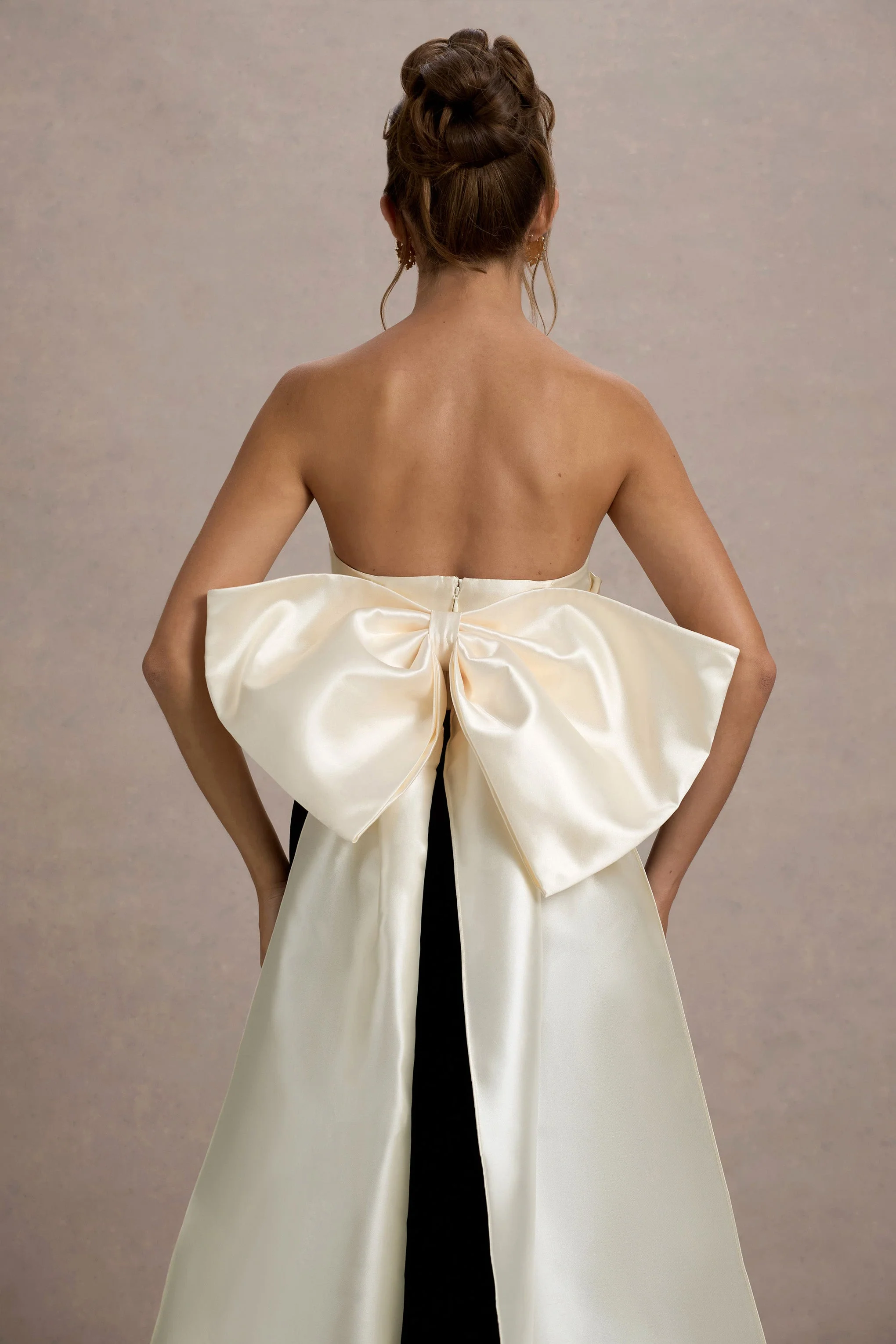 Take A Bow | Zwart & Crème Velours Strapless Maxi Jurk Met Oversized Strik Detail - Image 3