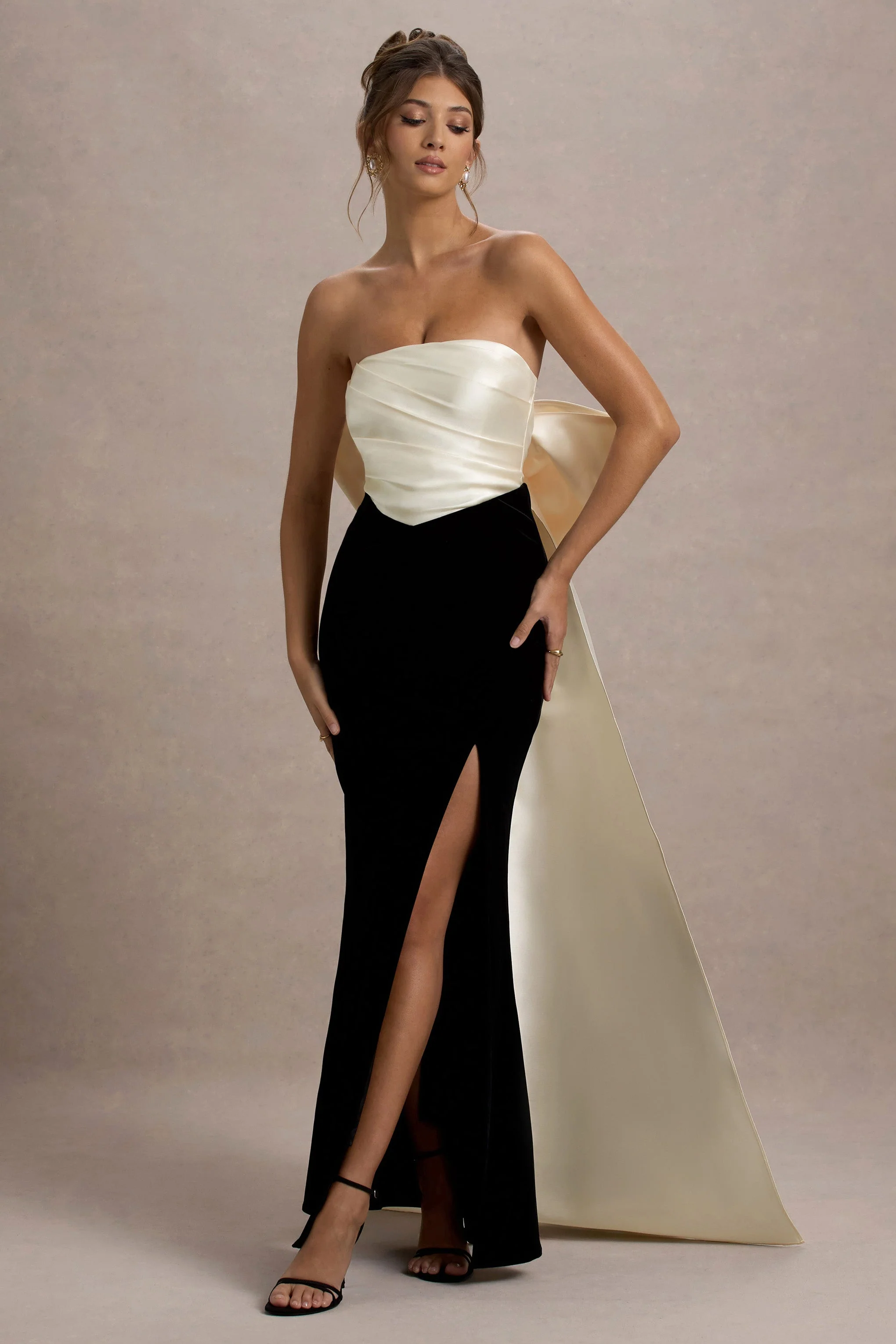 Take A Bow | Zwart & Crème Velours Strapless Maxi Jurk Met Oversized Strik Detail - Image 5