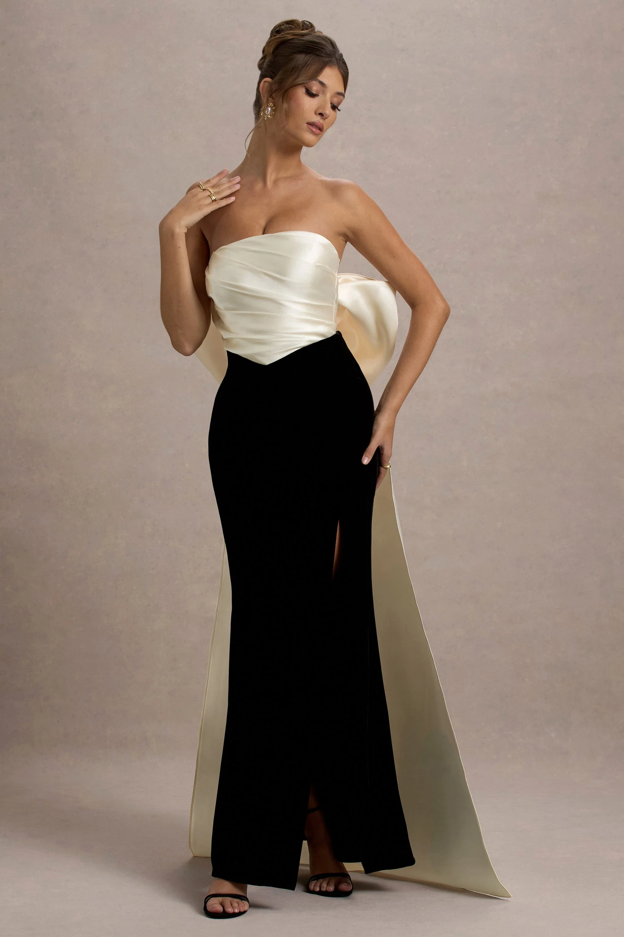 Take A Bow | Zwart & Crème Velours Strapless Maxi Jurk Met Oversized Strik Detail - Image 6