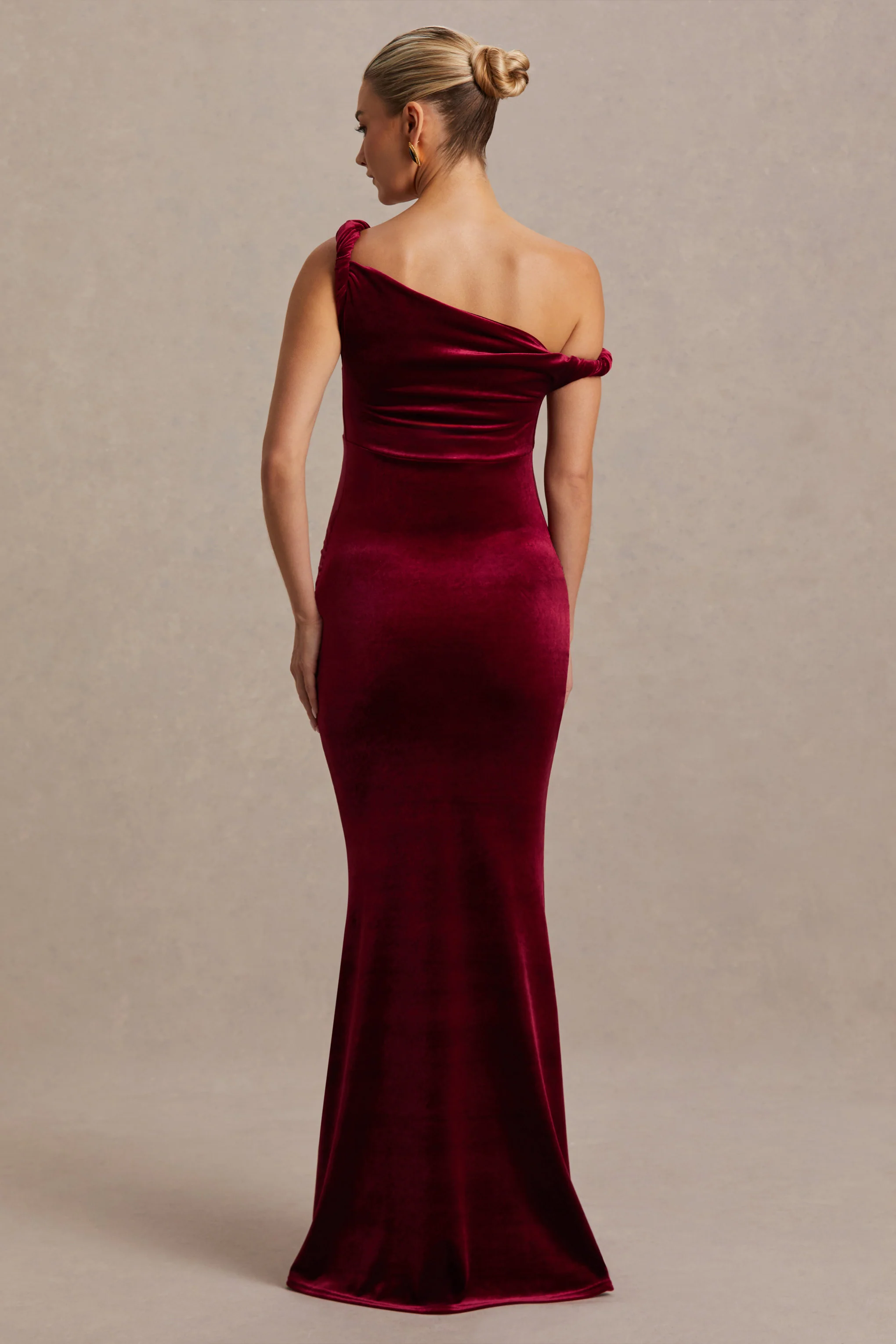 Tallulah | Bordeaux Fluwelen Zwangerschaps Maxi Jurk Met Asymmetrische Halslijn En Gedraaide Mouw - Image 2