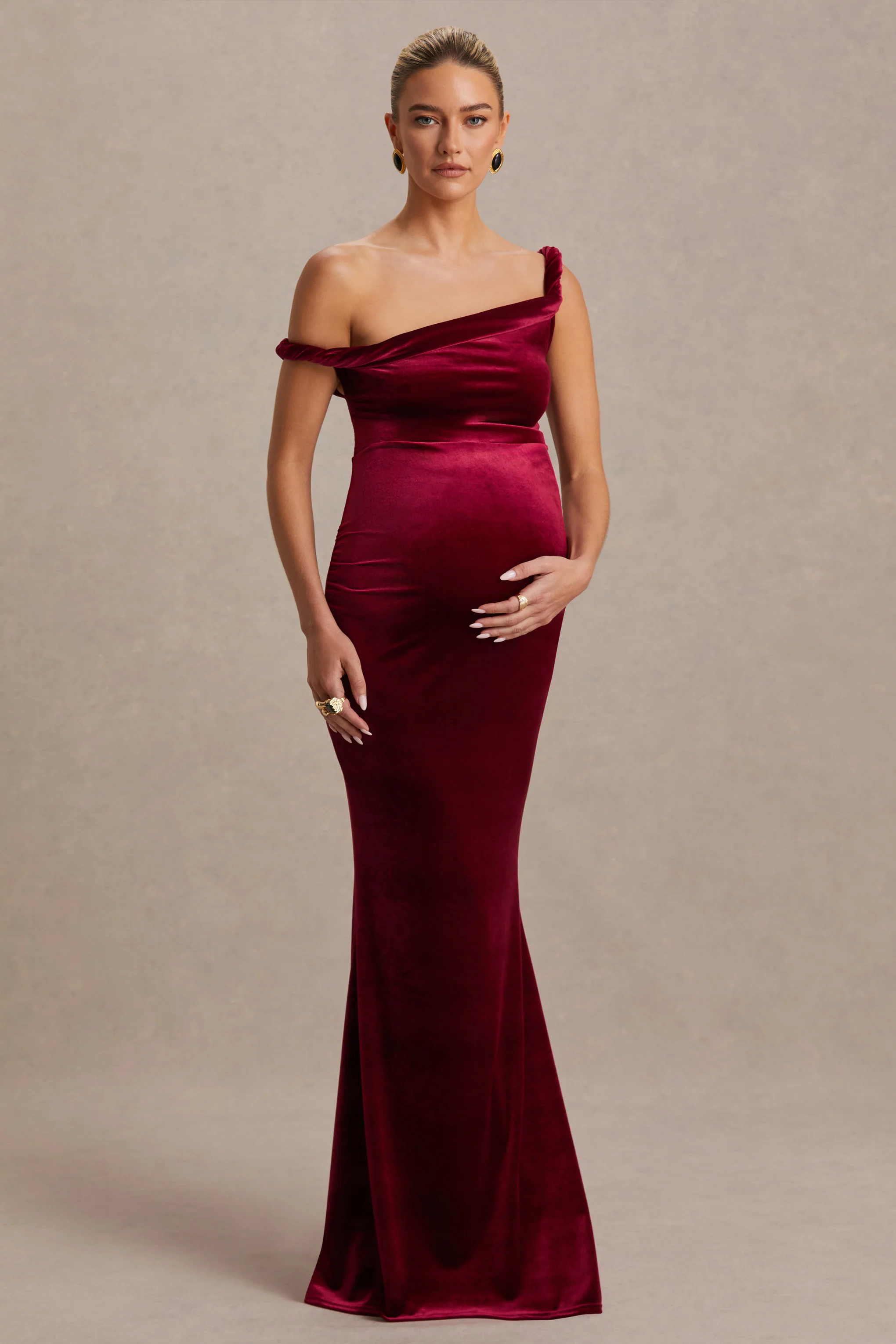 Tallulah | Bordeaux Fluwelen Zwangerschaps Maxi Jurk Met Asymmetrische Halslijn En Gedraaide Mouw - Image 4