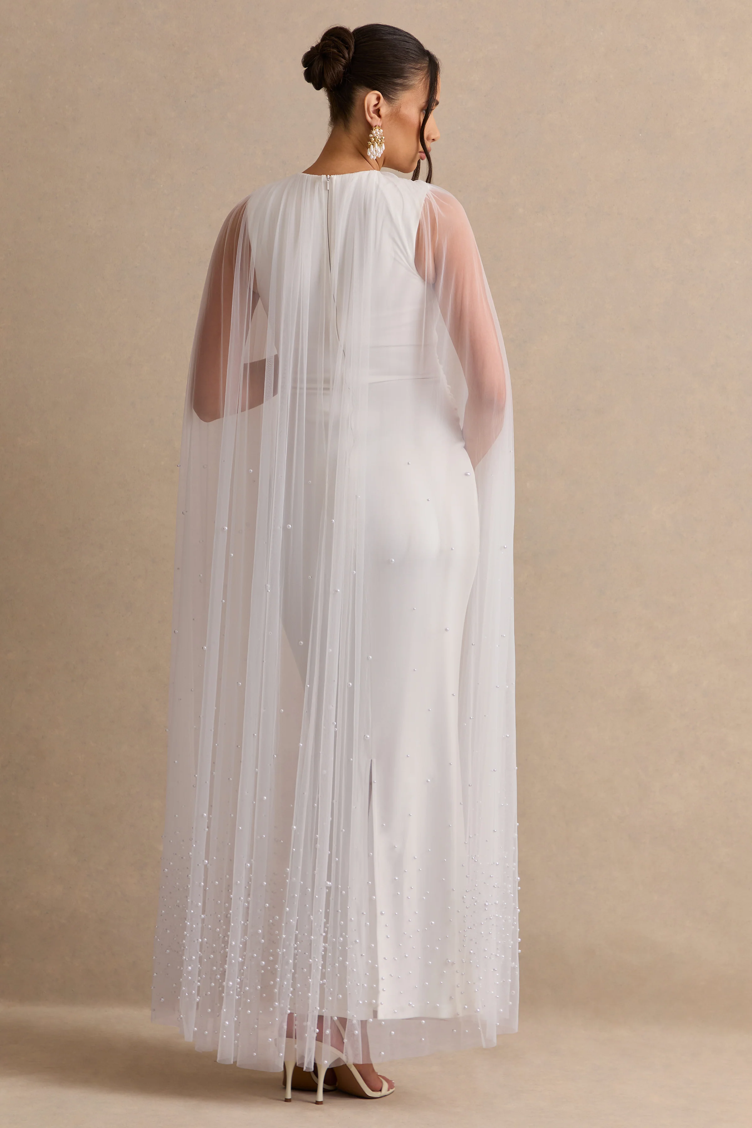 Tereza | Witte Zwangerschaps Maxi Jurk Met Ronde Hals En Doorschijnende Cape - Image 2