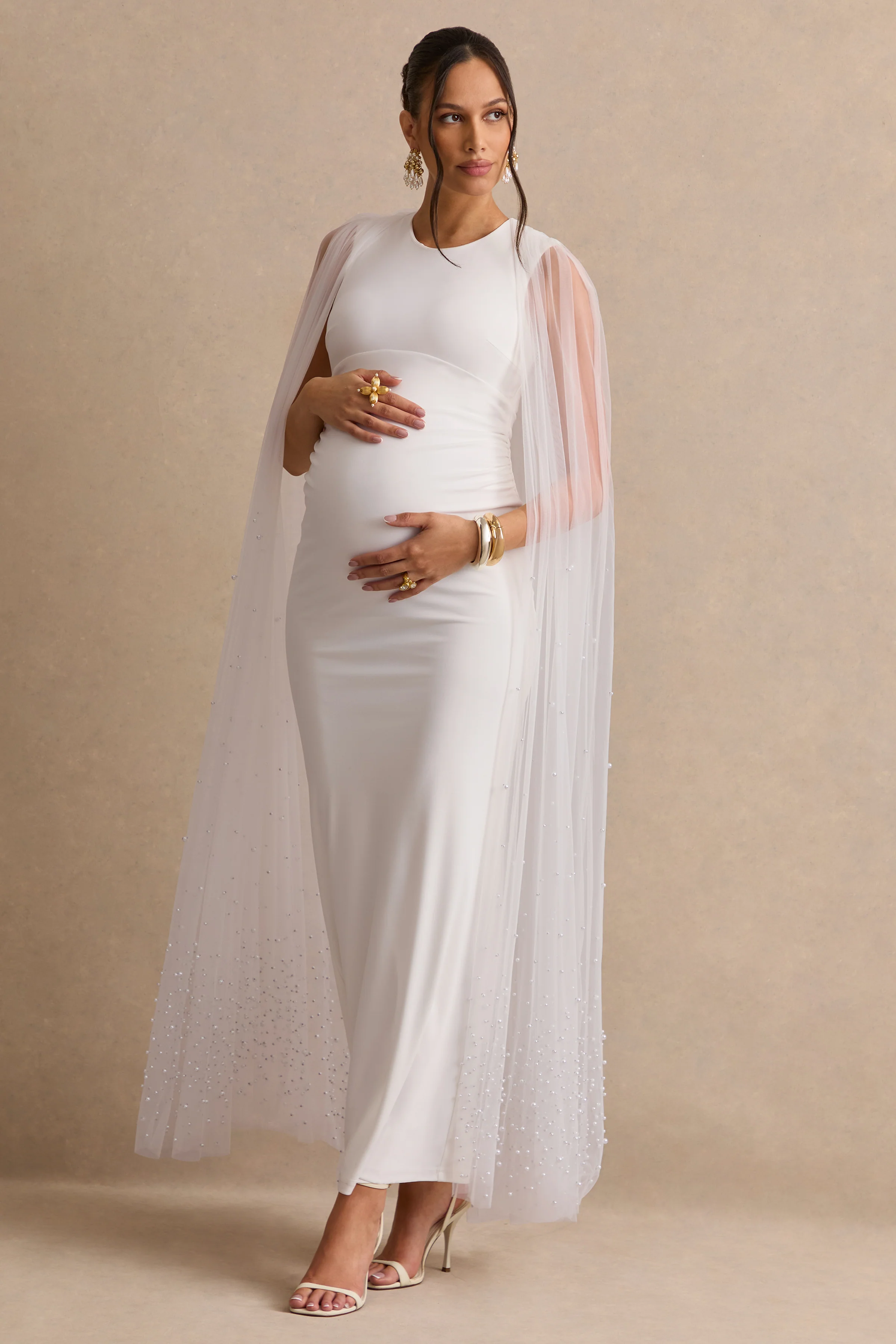 Tereza | Witte Zwangerschaps Maxi Jurk Met Ronde Hals En Doorschijnende Cape - Image 4