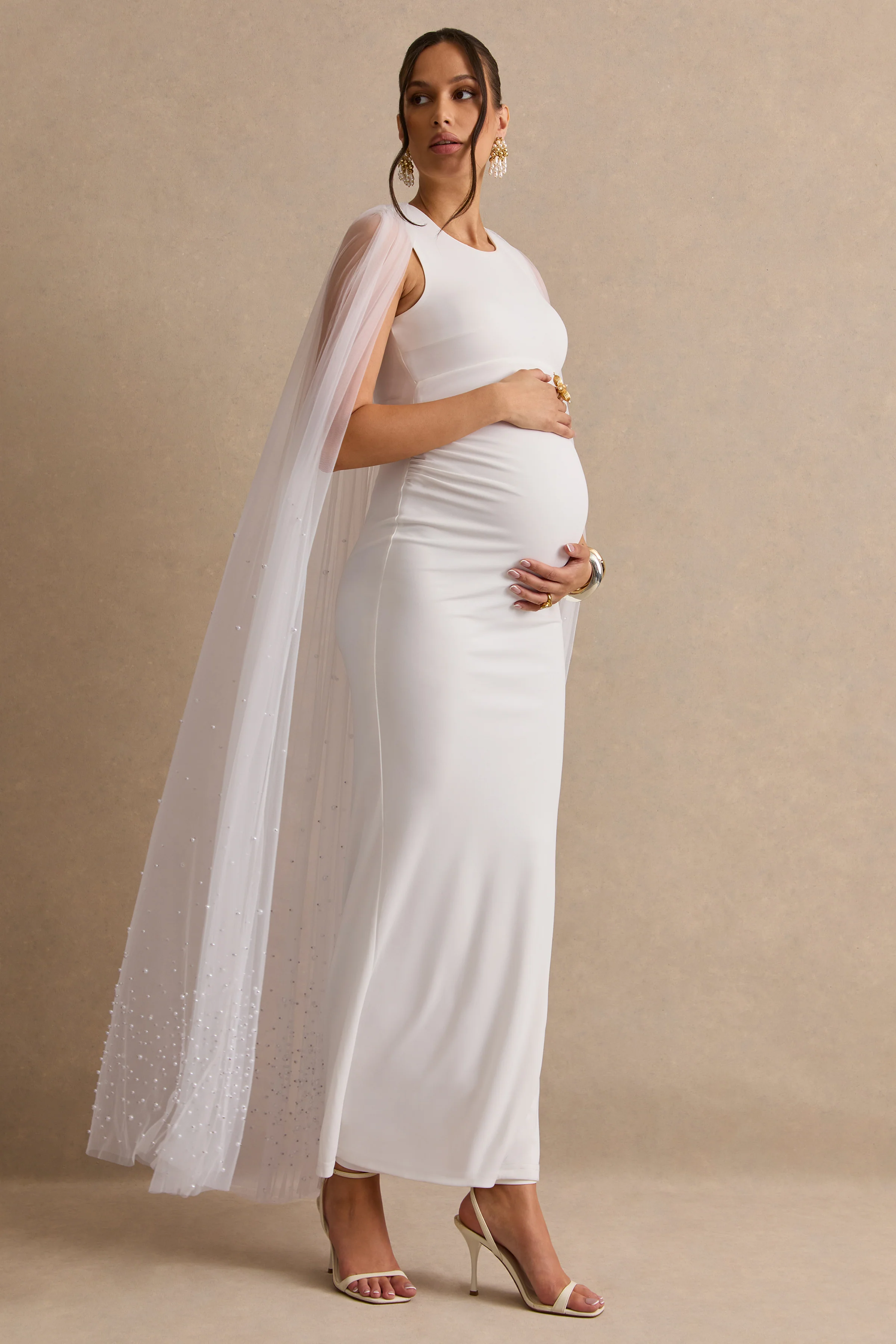 Tereza | Witte Zwangerschaps Maxi Jurk Met Ronde Hals En Doorschijnende Cape - Image 5