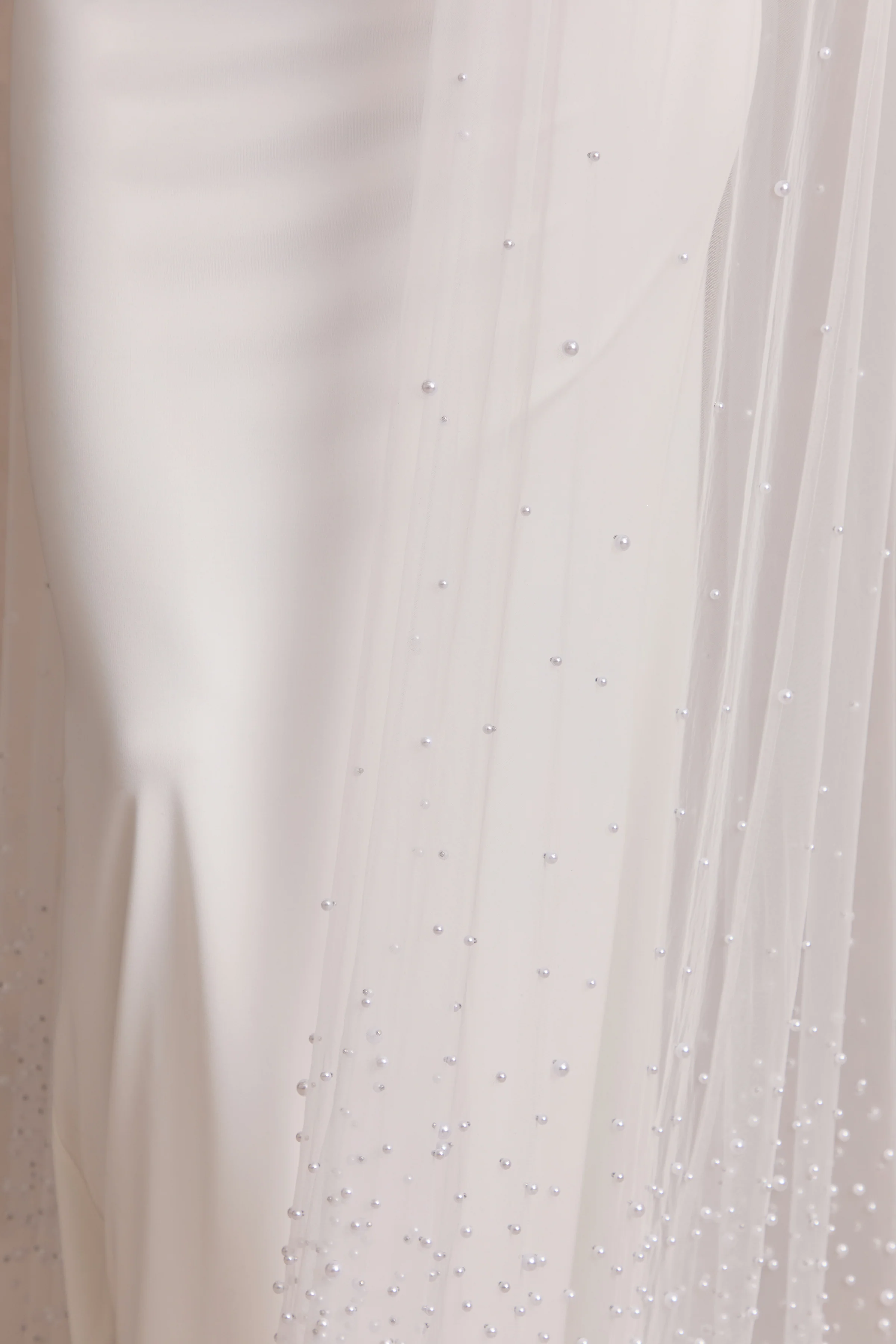 Tereza | Witte Zwangerschaps Maxi Jurk Met Ronde Hals En Doorschijnende Cape - Image 6