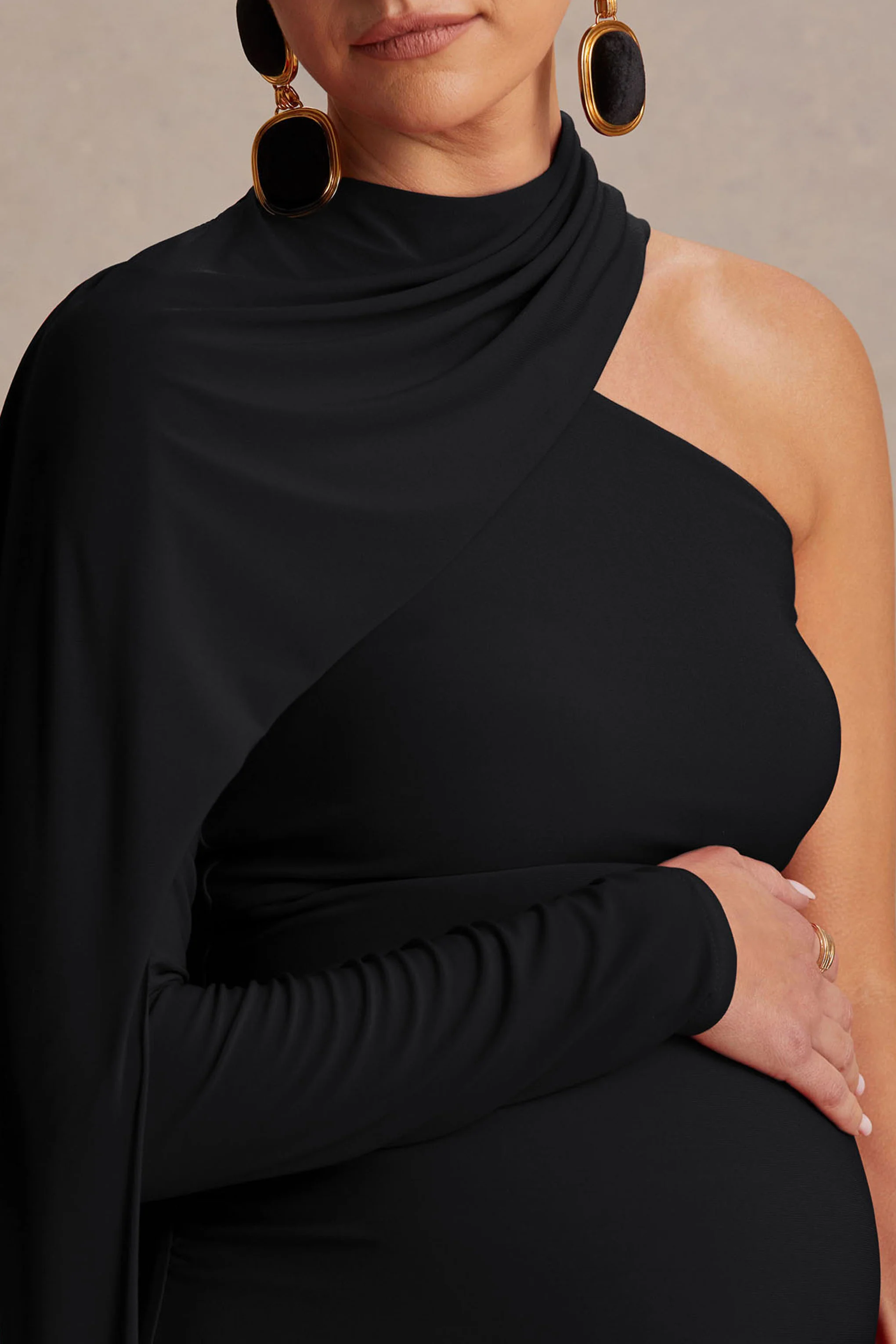 Tessy | Zwarte Asymmetrische Hals Zwangerschaps Maxi Jurk Met Cape Mouwen - Image 3