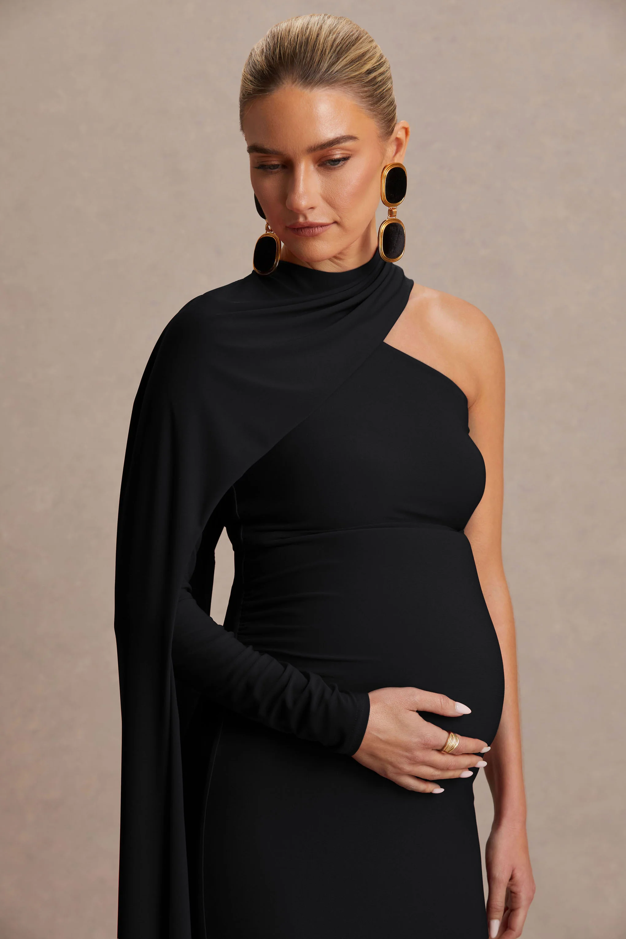 Tessy | Zwarte Asymmetrische Hals Zwangerschaps Maxi Jurk Met Cape Mouwen - Image 6