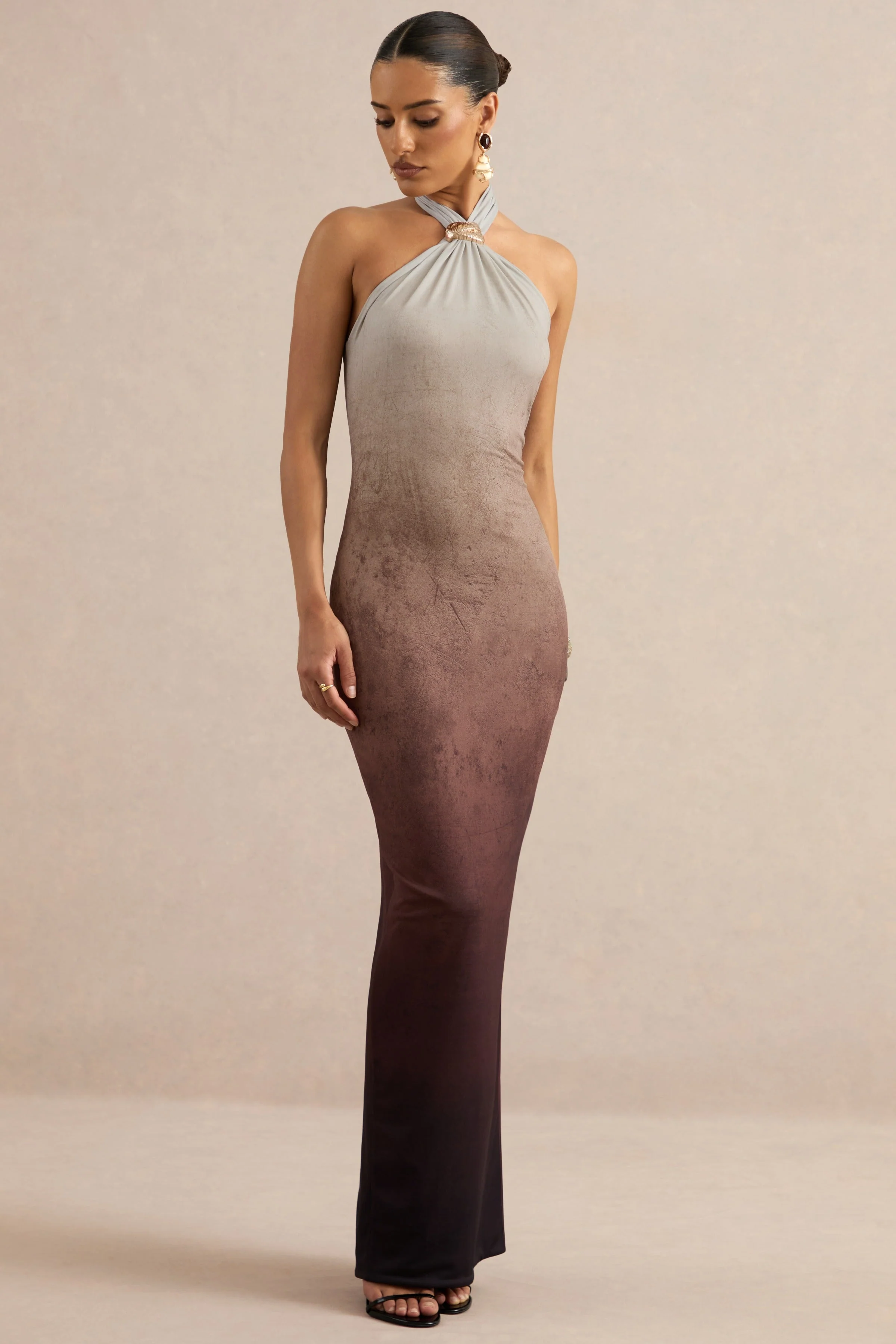 Thera | Bruine Ombré Halternek Maxi Jurk Met Goudkleurig Detail - Image 6