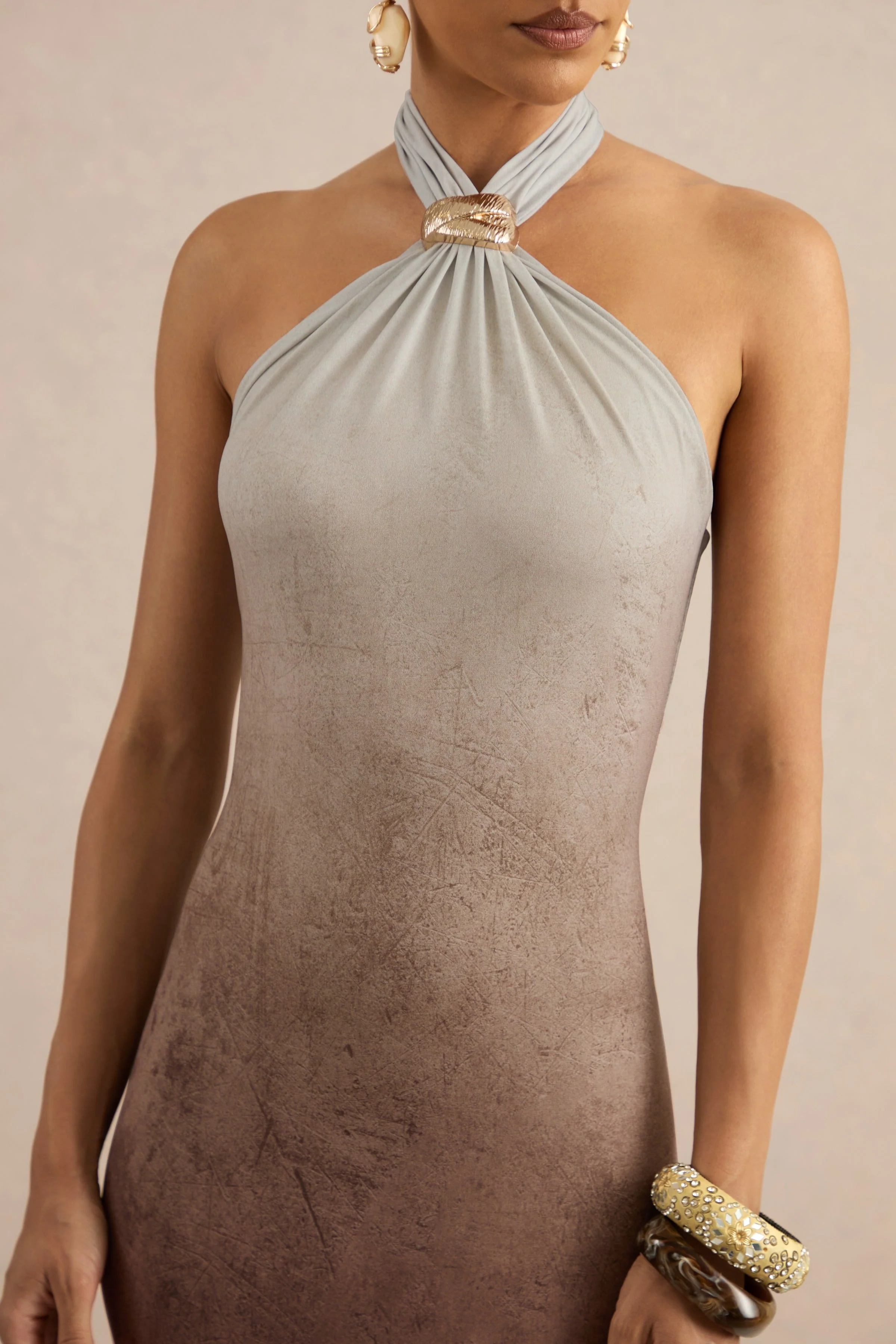 Thera | Bruine Ombré Halternek Maxi Jurk Met Goudkleurig Detail - Image 7