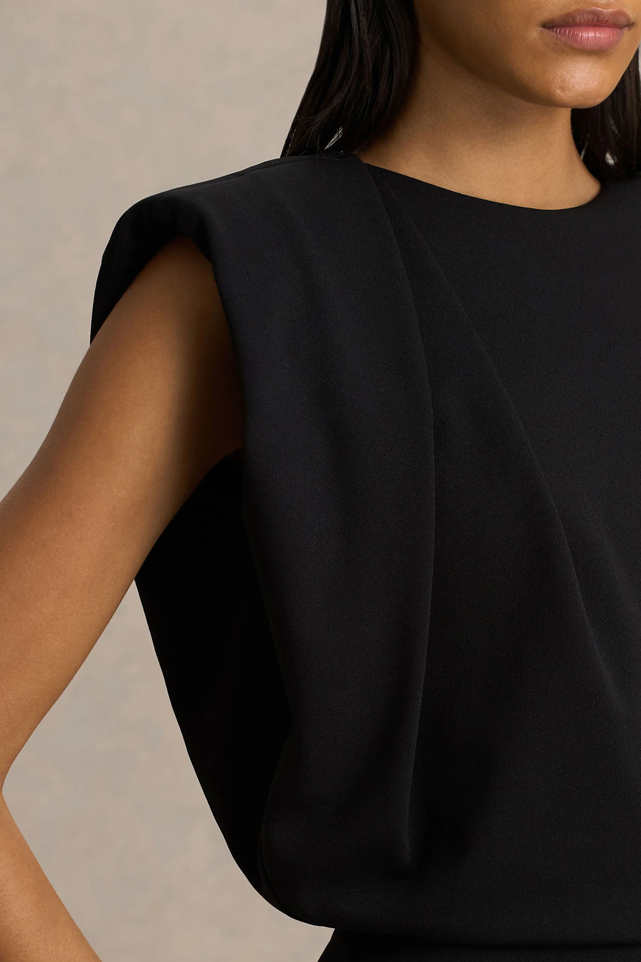 Tiff | Zwarte Ronde Hals Jumpsuit Met Draperend Details - Image 3