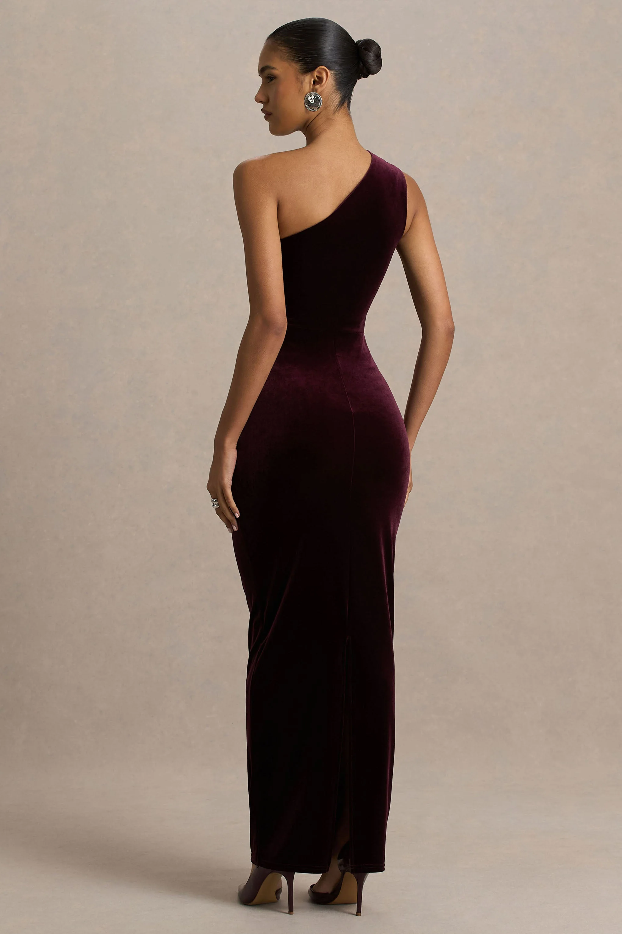 Treat | Bordeaux Fluwelen Asymmetrisch Hals Maxi Jurk Met Gerimpeld Details - Image 2