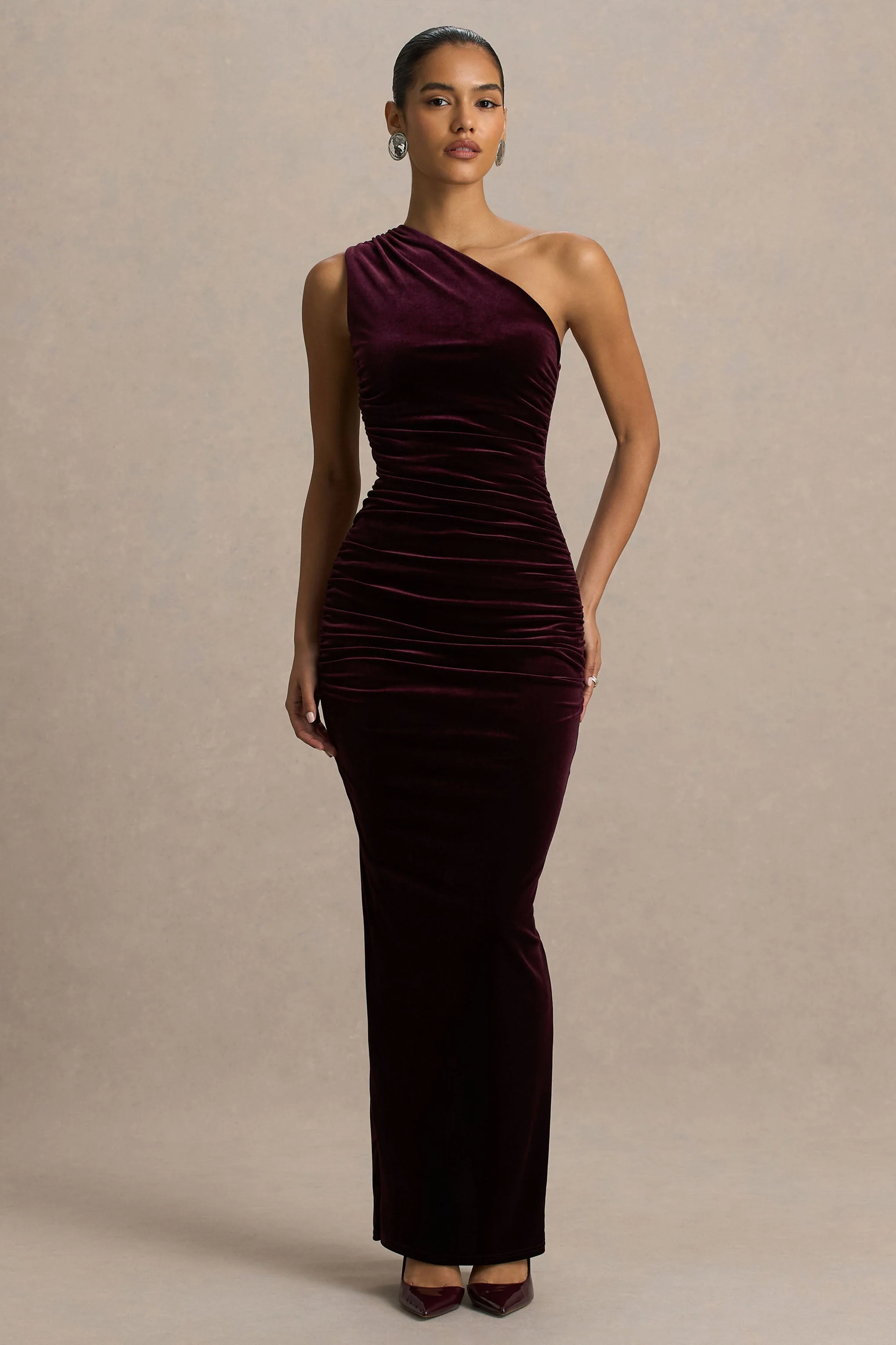 Treat | Bordeaux Fluwelen Asymmetrisch Hals Maxi Jurk Met Gerimpeld Details - Image 4