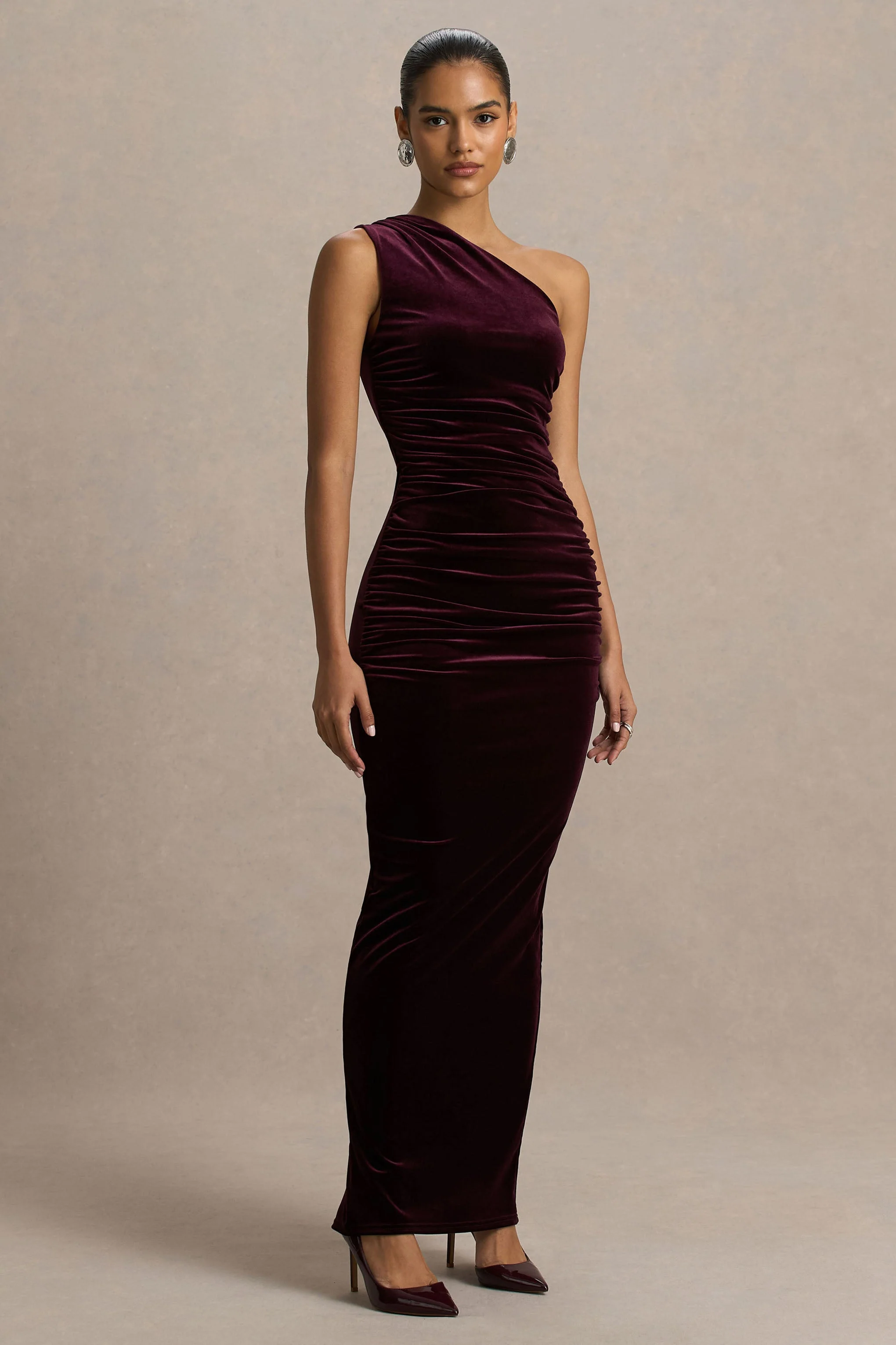 Treat | Bordeaux Fluwelen Asymmetrisch Hals Maxi Jurk Met Gerimpeld Details - Image 5