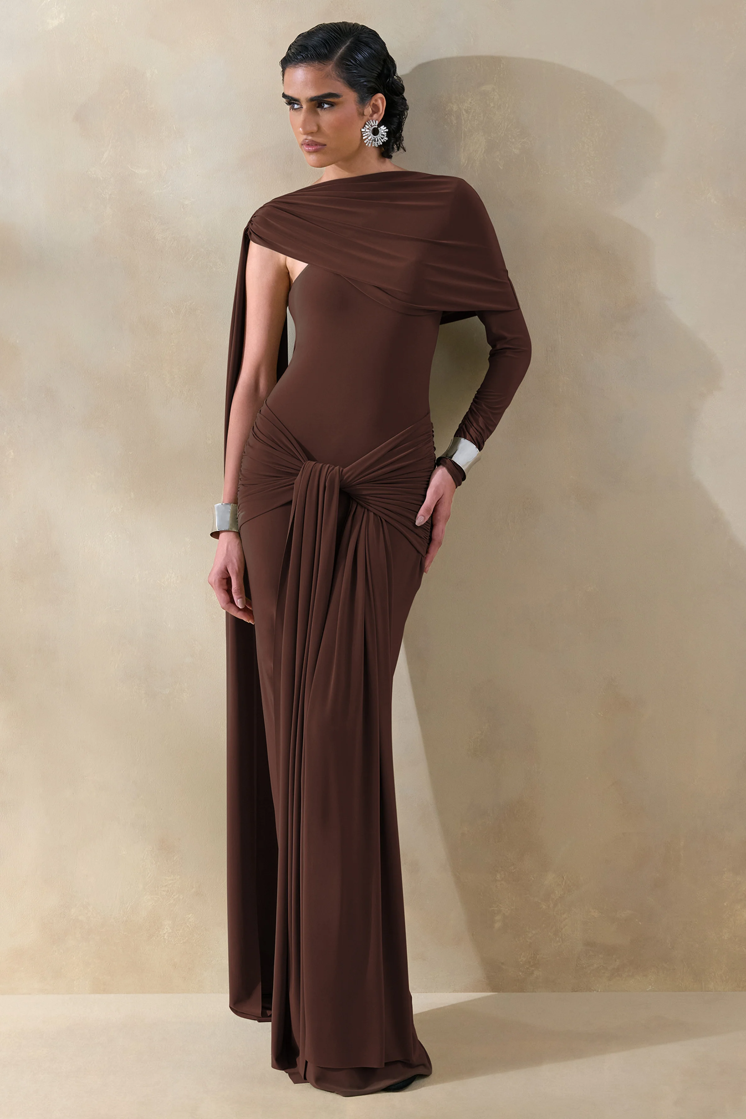 Trisara | Bruine Asymmetrische Hals Maxi Jurk Met Gerimpeld Detail En Ceintuur