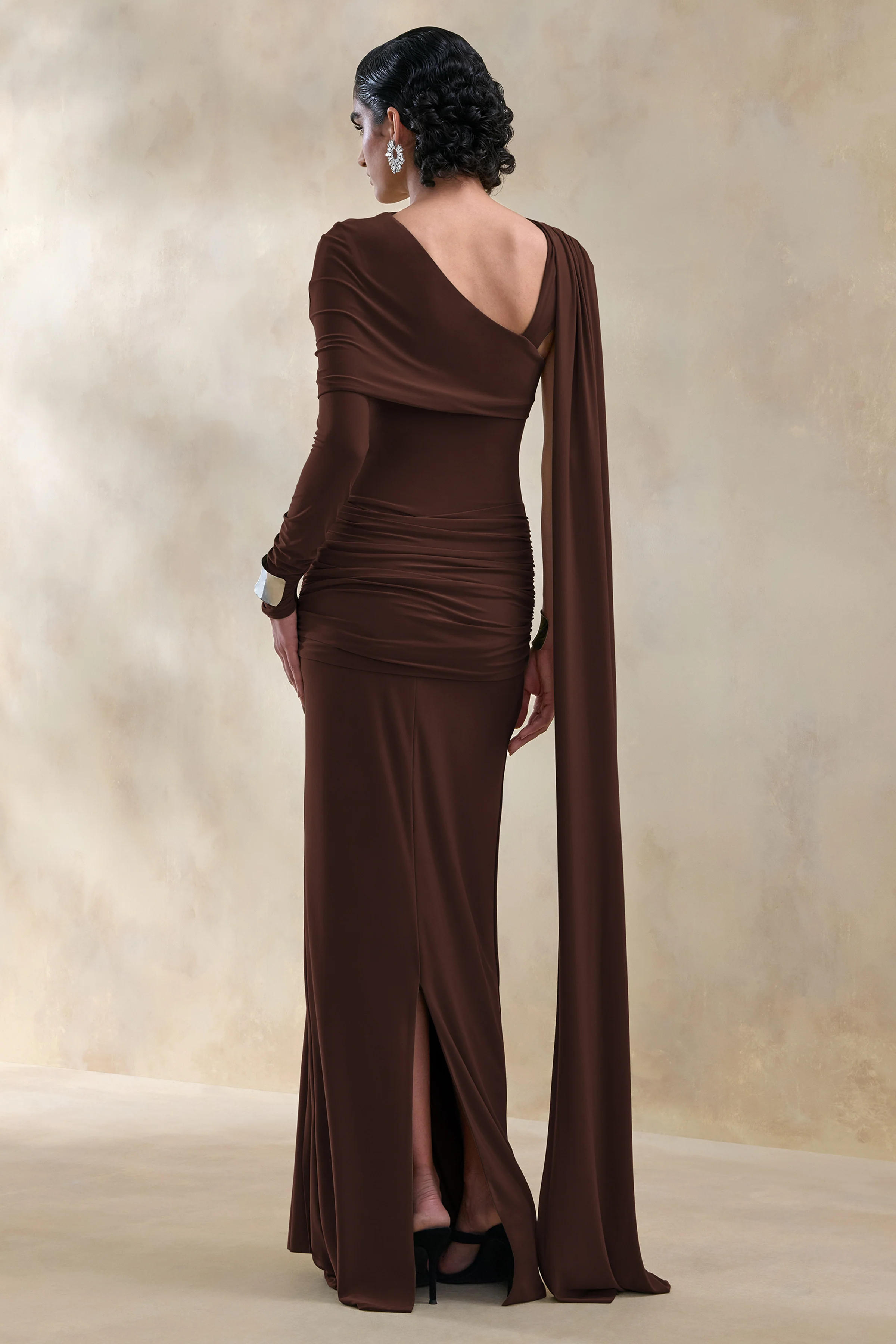 Trisara | Bruine Asymmetrische Hals Maxi Jurk Met Gerimpeld Detail En Ceintuur - Image 2